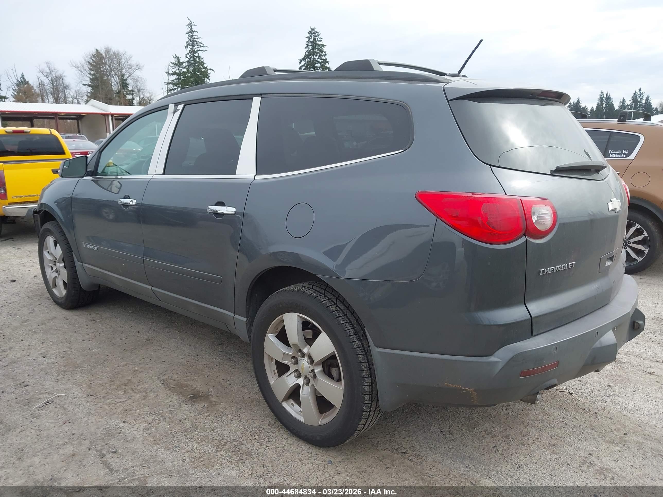 CHEVROLET TRAVERSE image 3