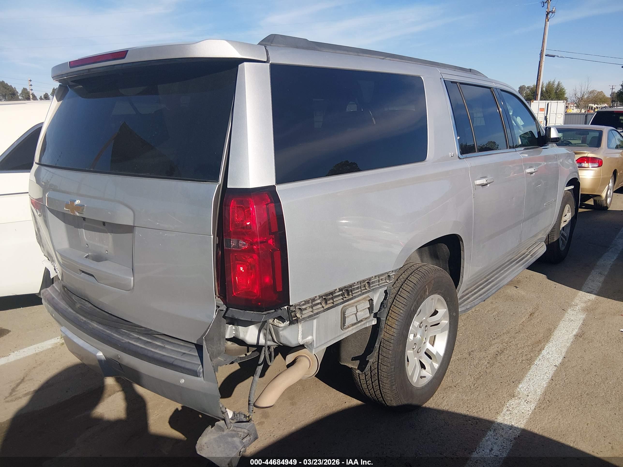 CHEVROLET SUBURBAN image 4