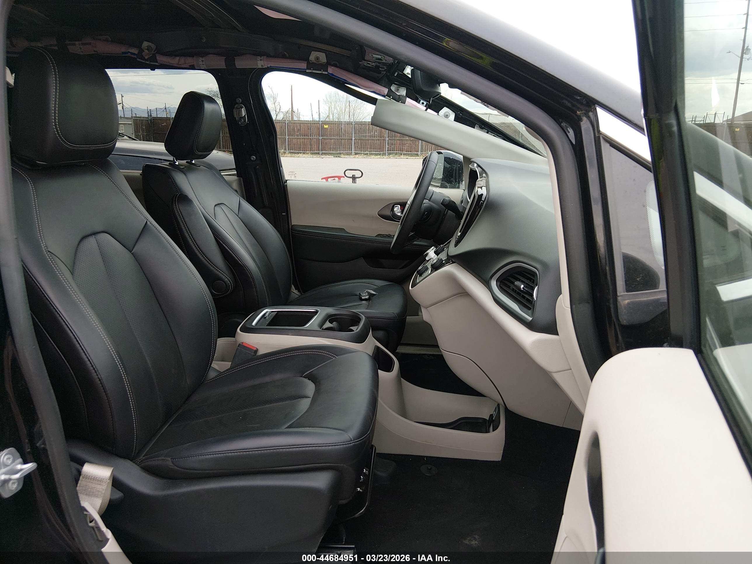 CHRYSLER PACIFICA image 5