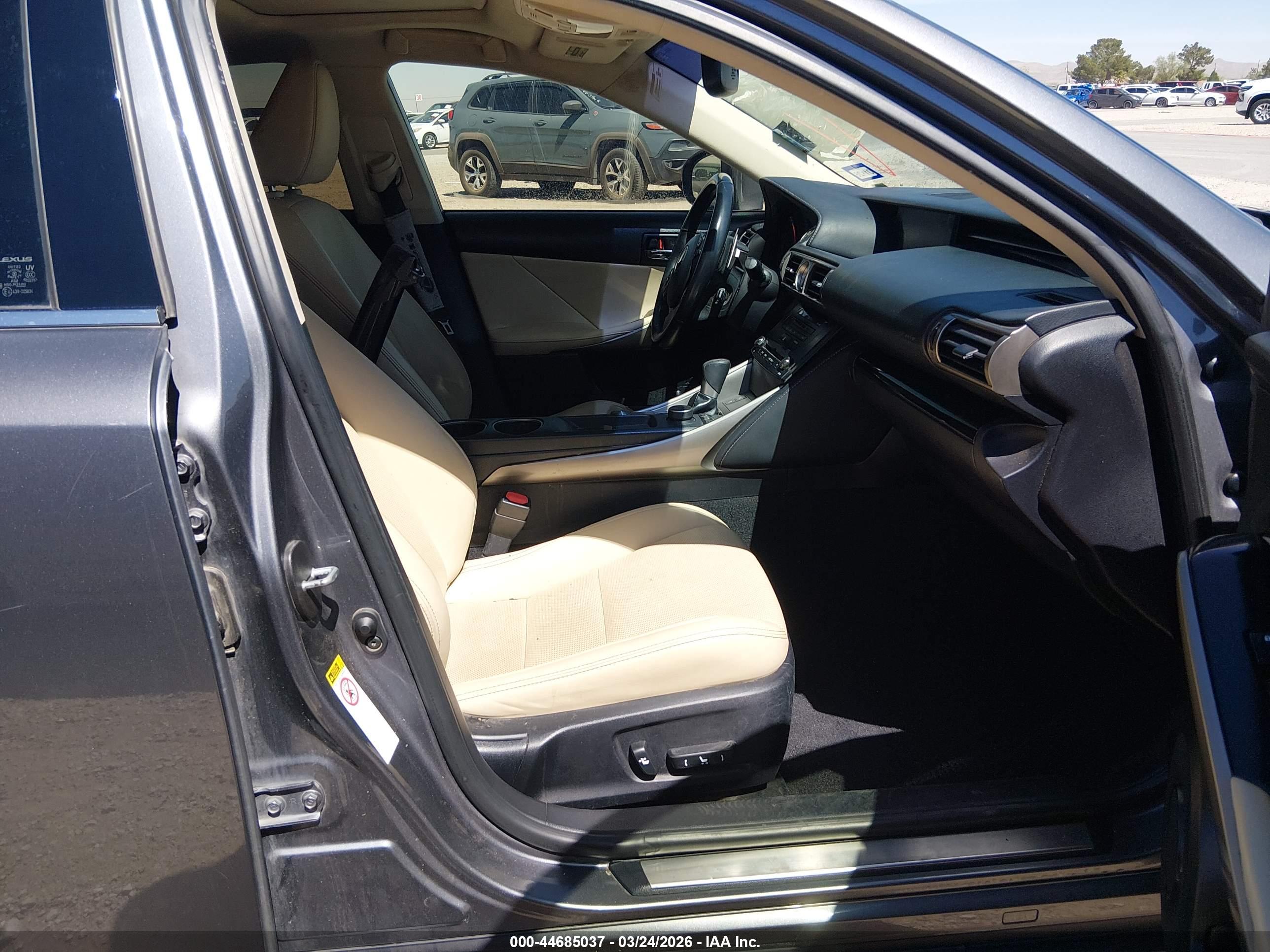 LEXUS IS image 5