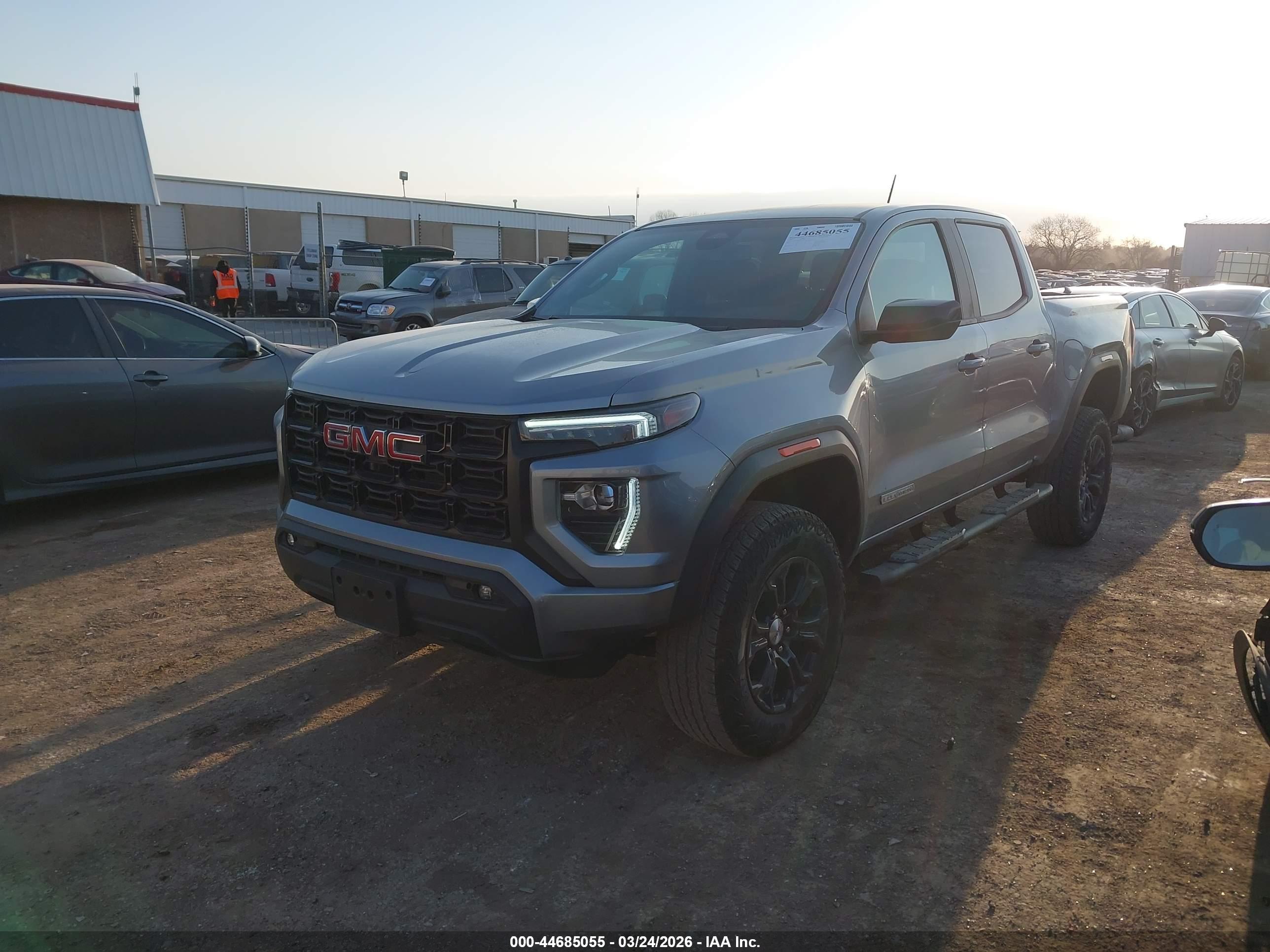 GMC CANYON image 2