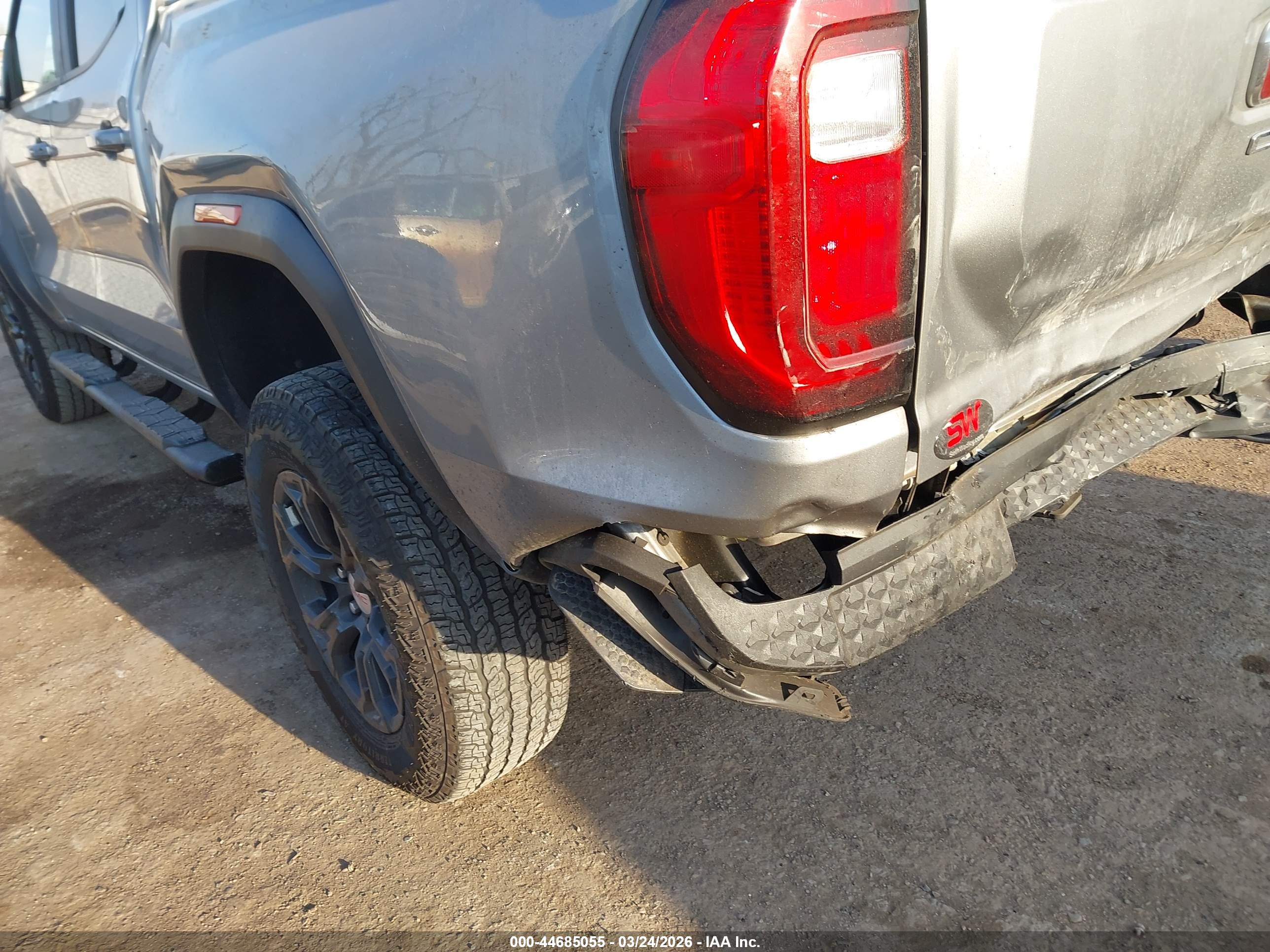 GMC CANYON image 6