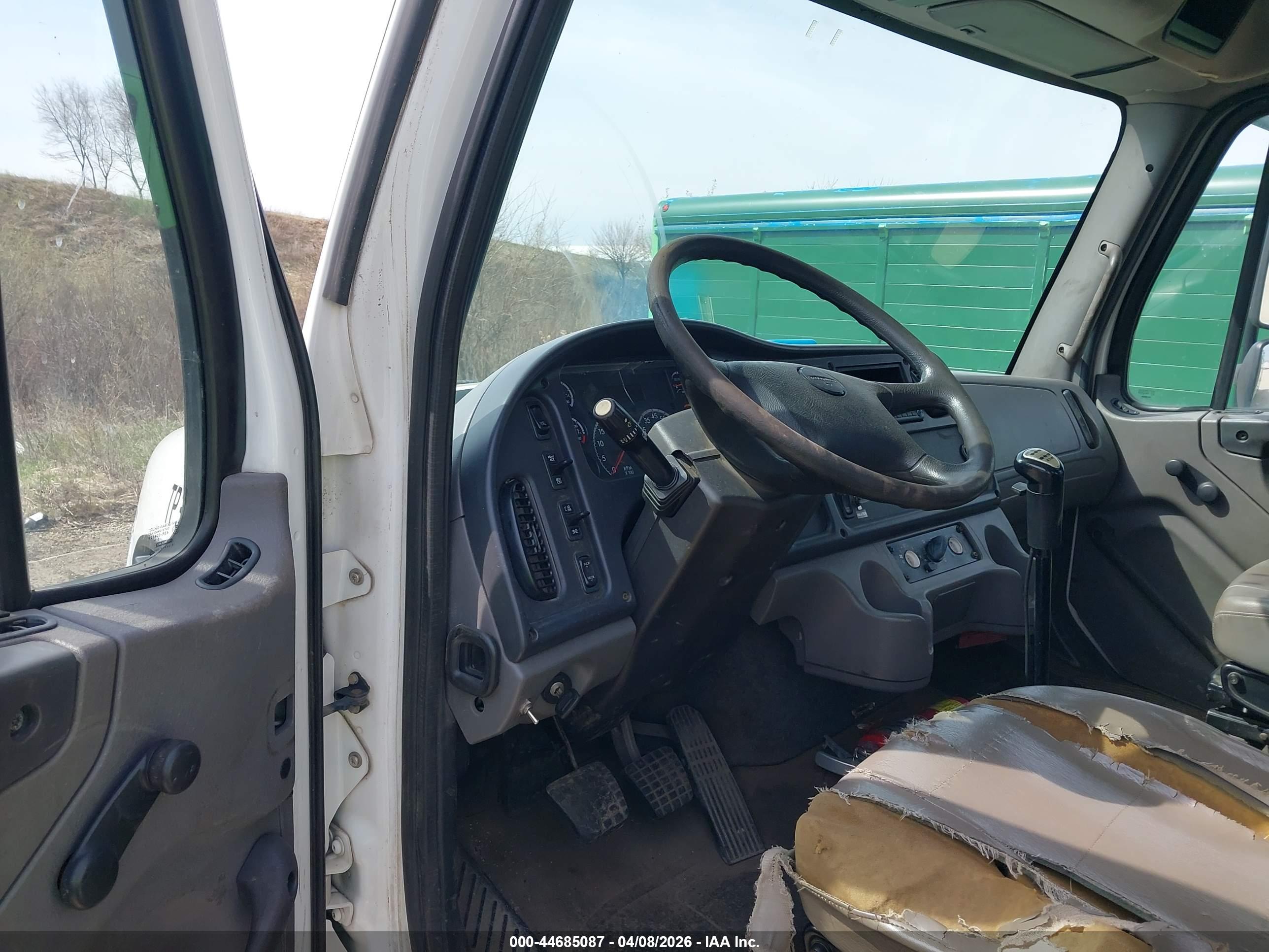 FREIGHTLINER 108SD image 8