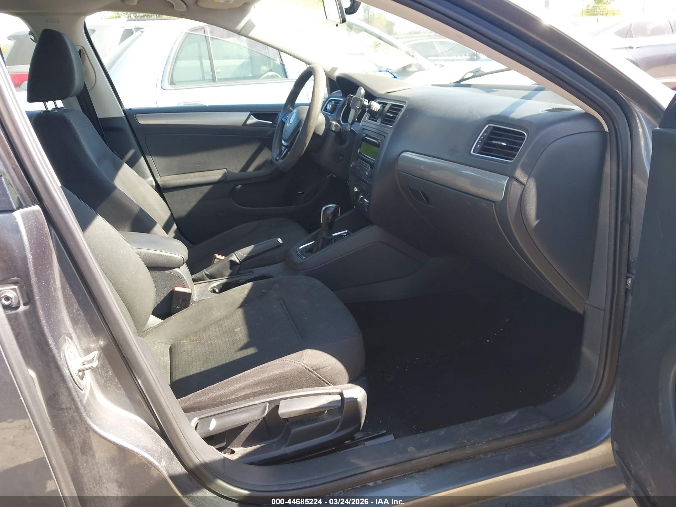 VOLKSWAGEN JETTA image 5