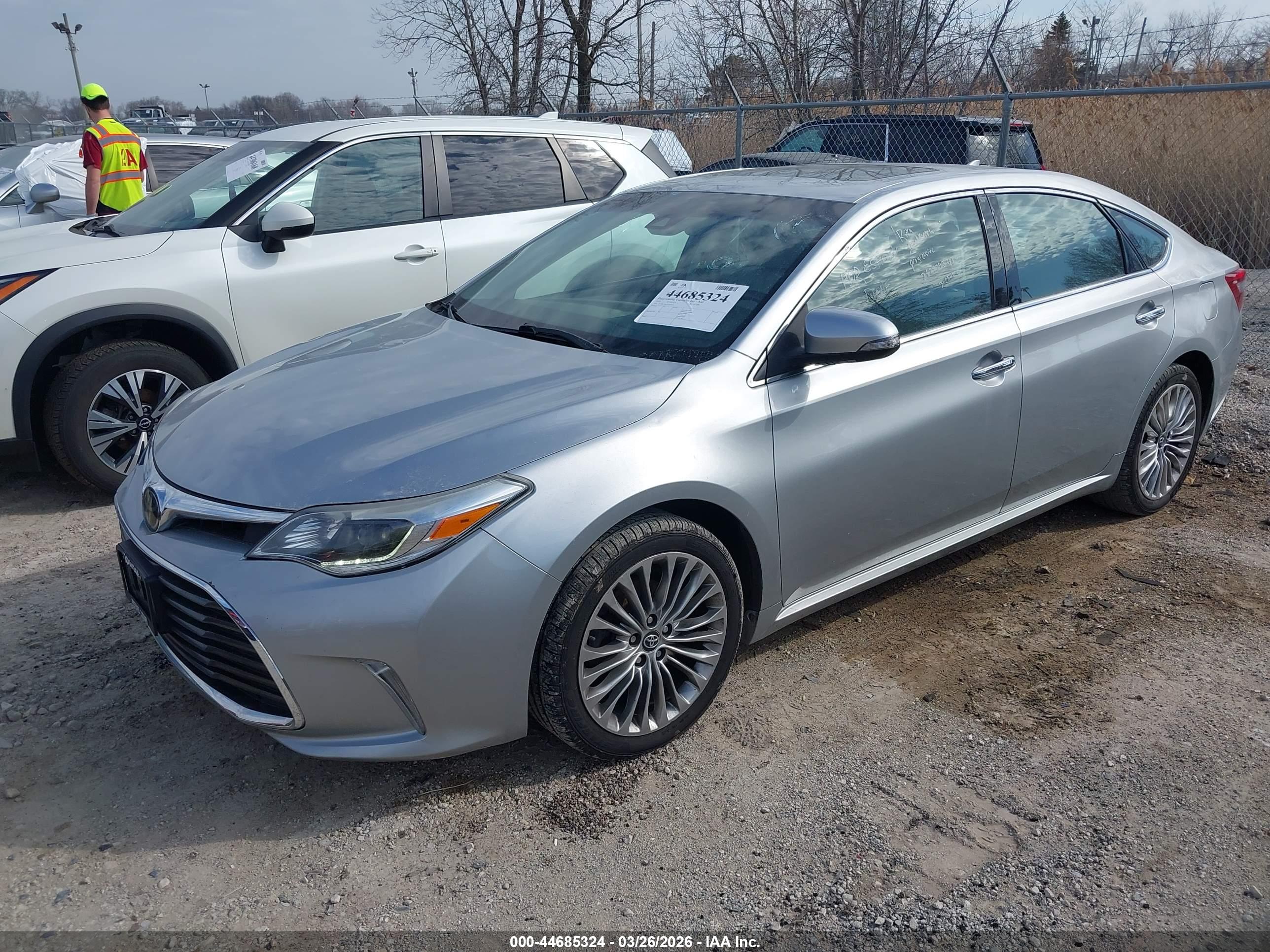 TOYOTA AVALON image 2