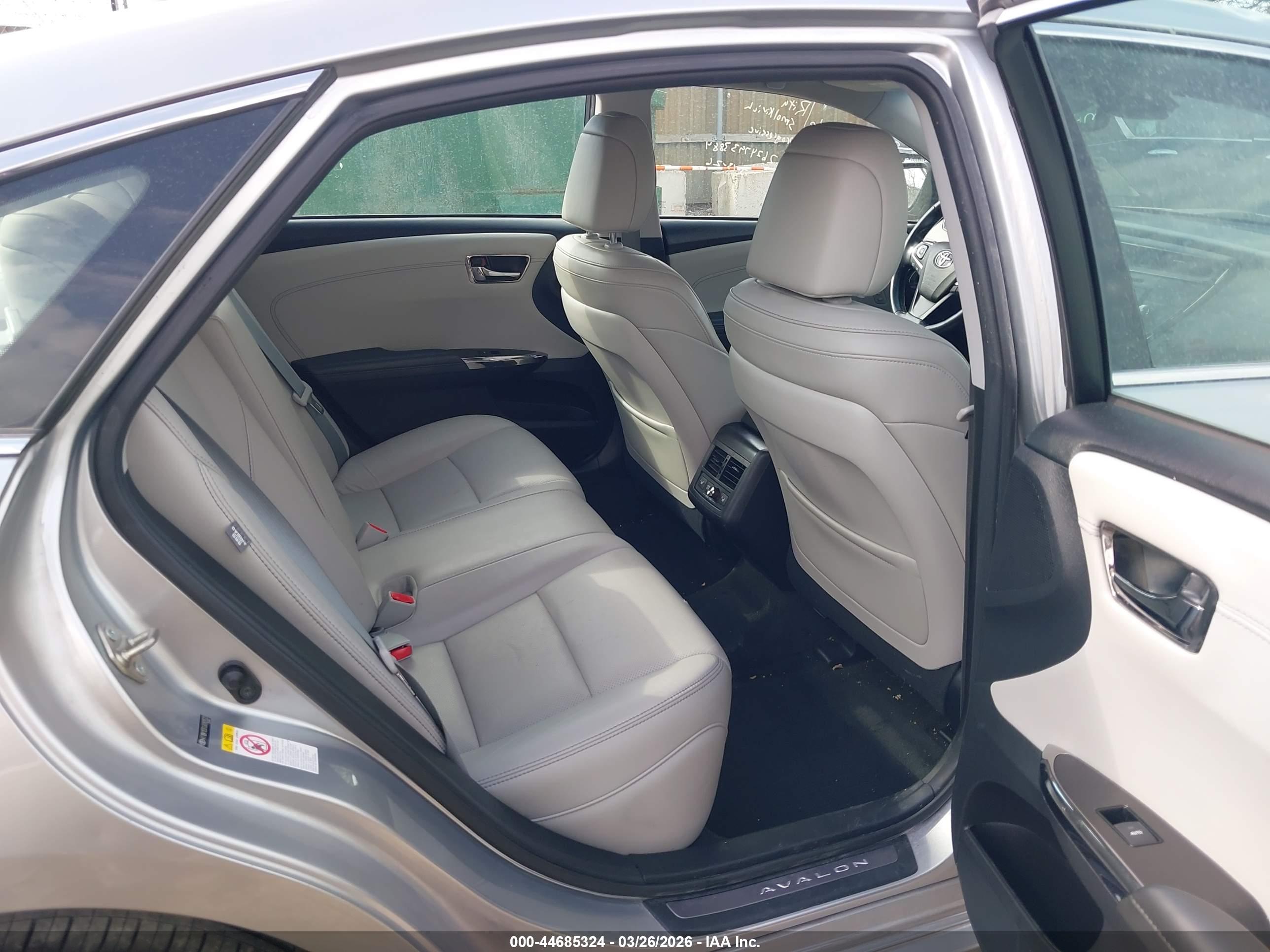TOYOTA AVALON image 8