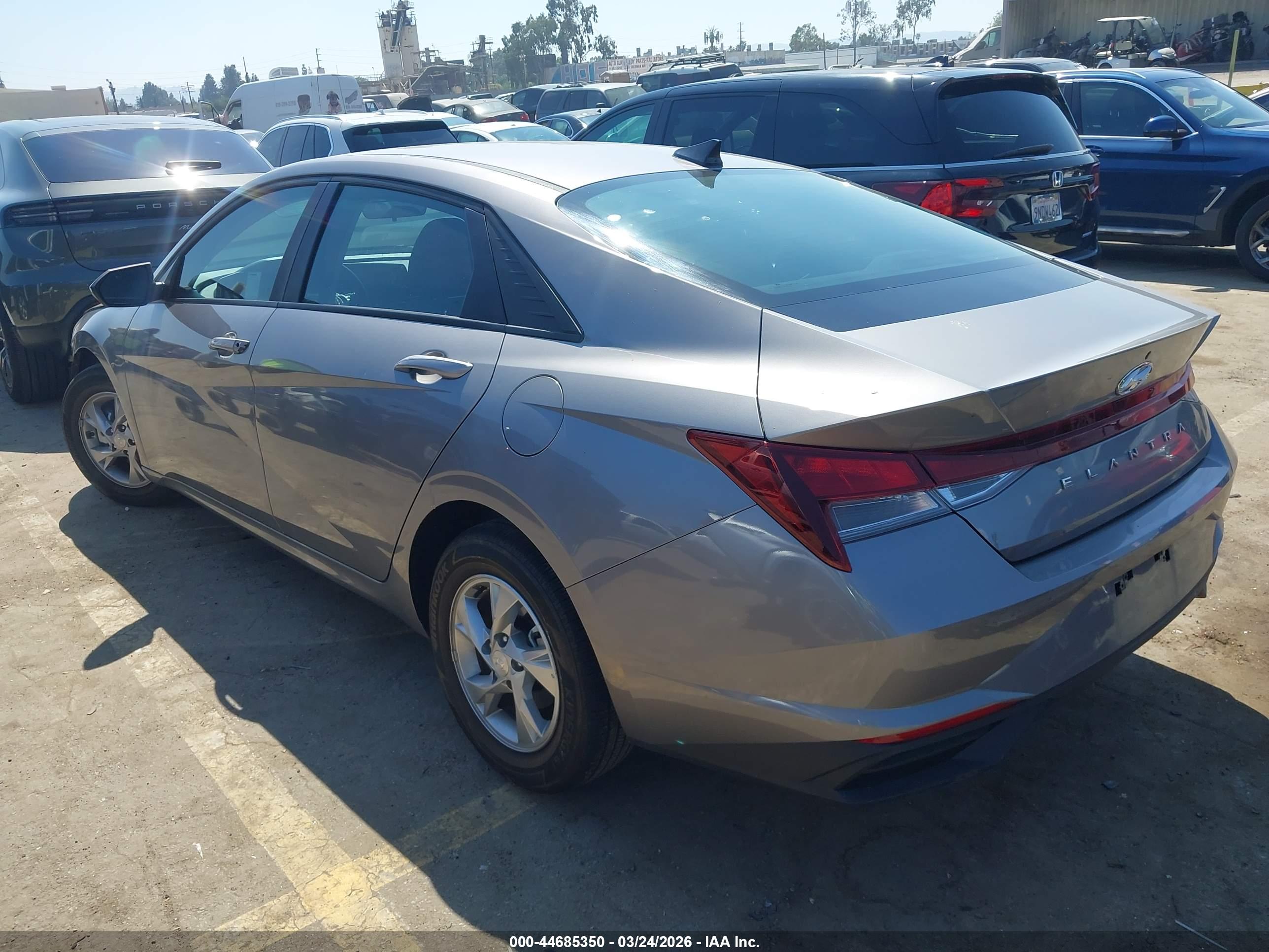 HYUNDAI ELANTRA image 3