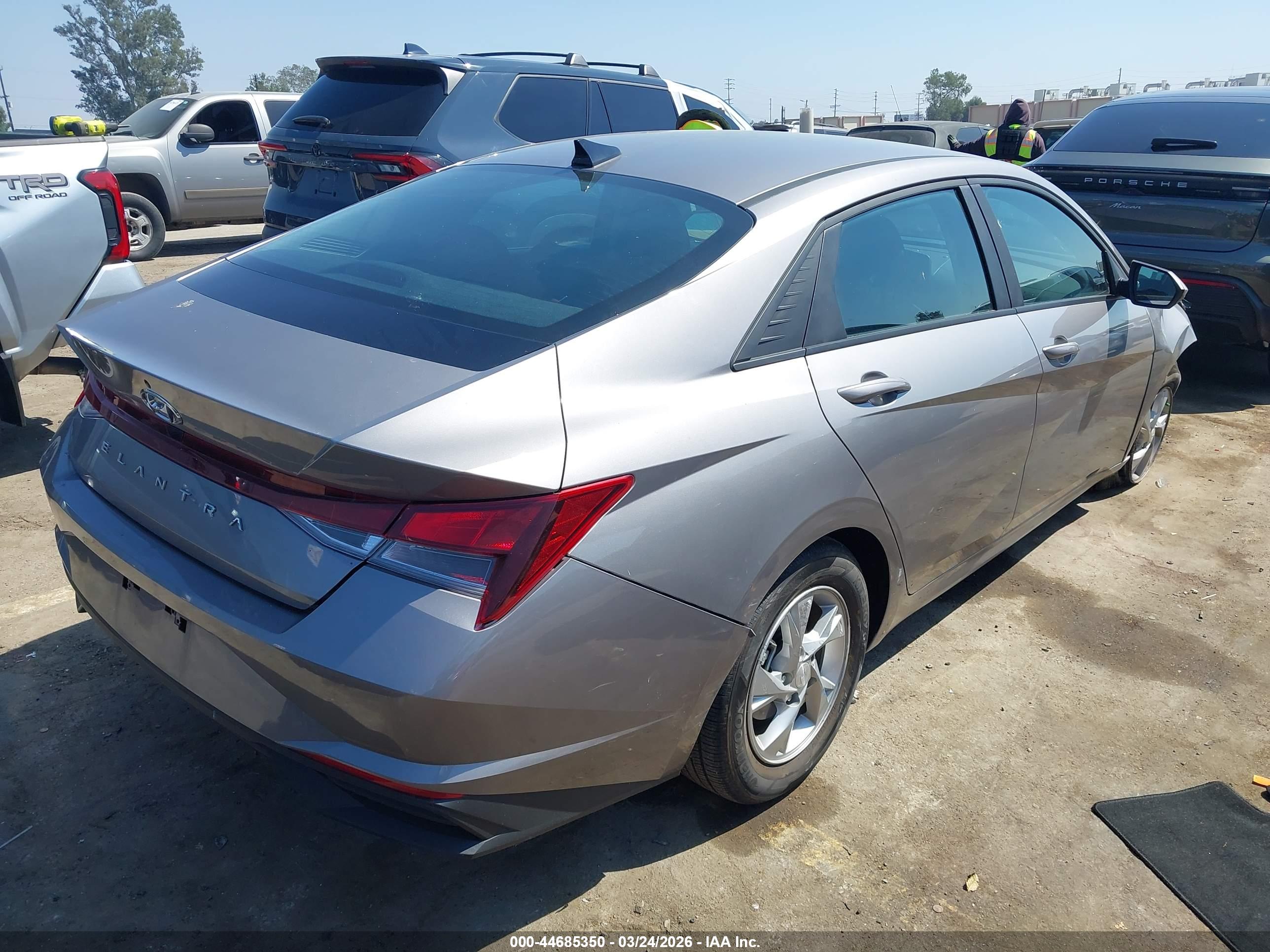 HYUNDAI ELANTRA image 4