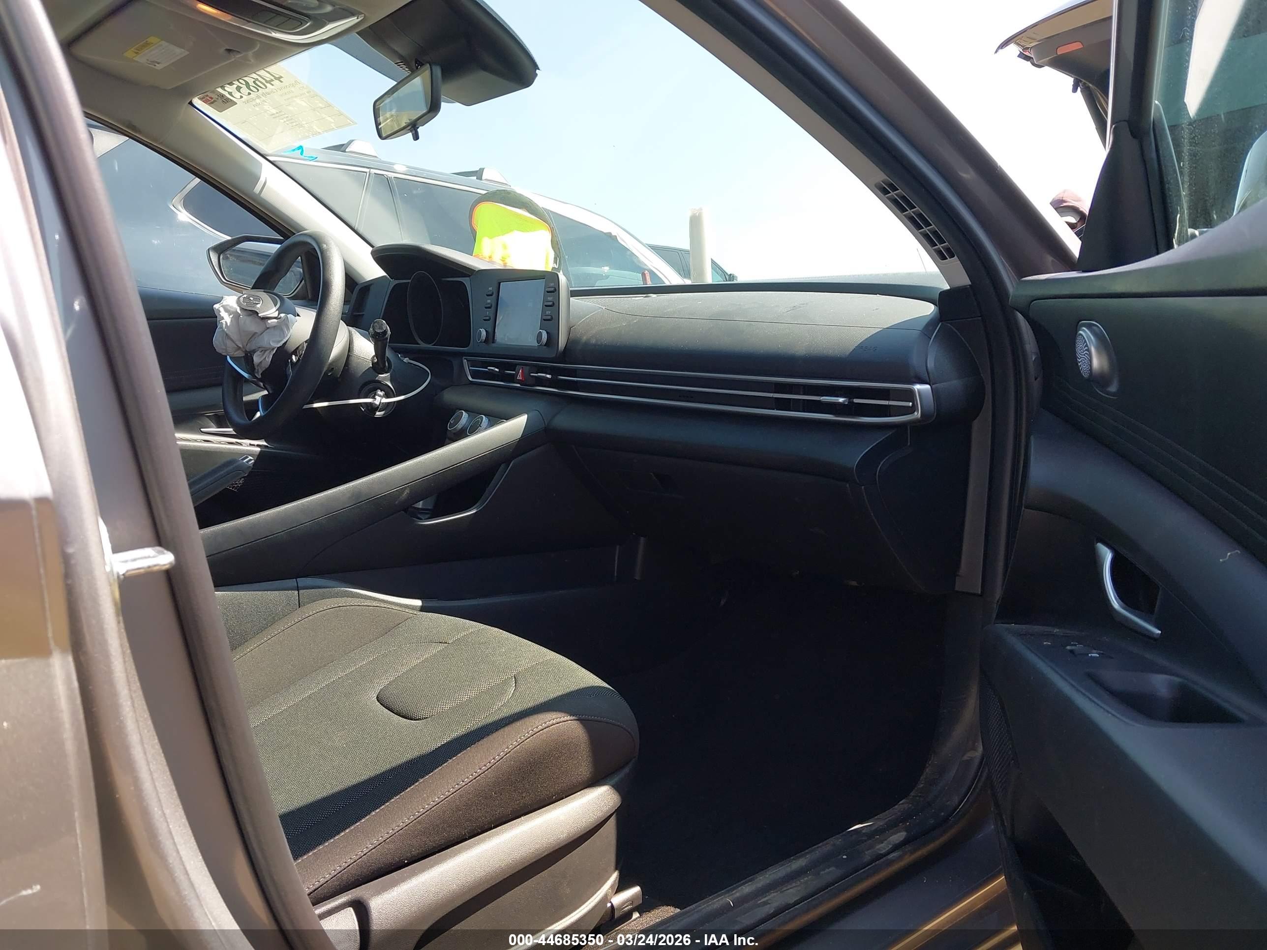 HYUNDAI ELANTRA image 5