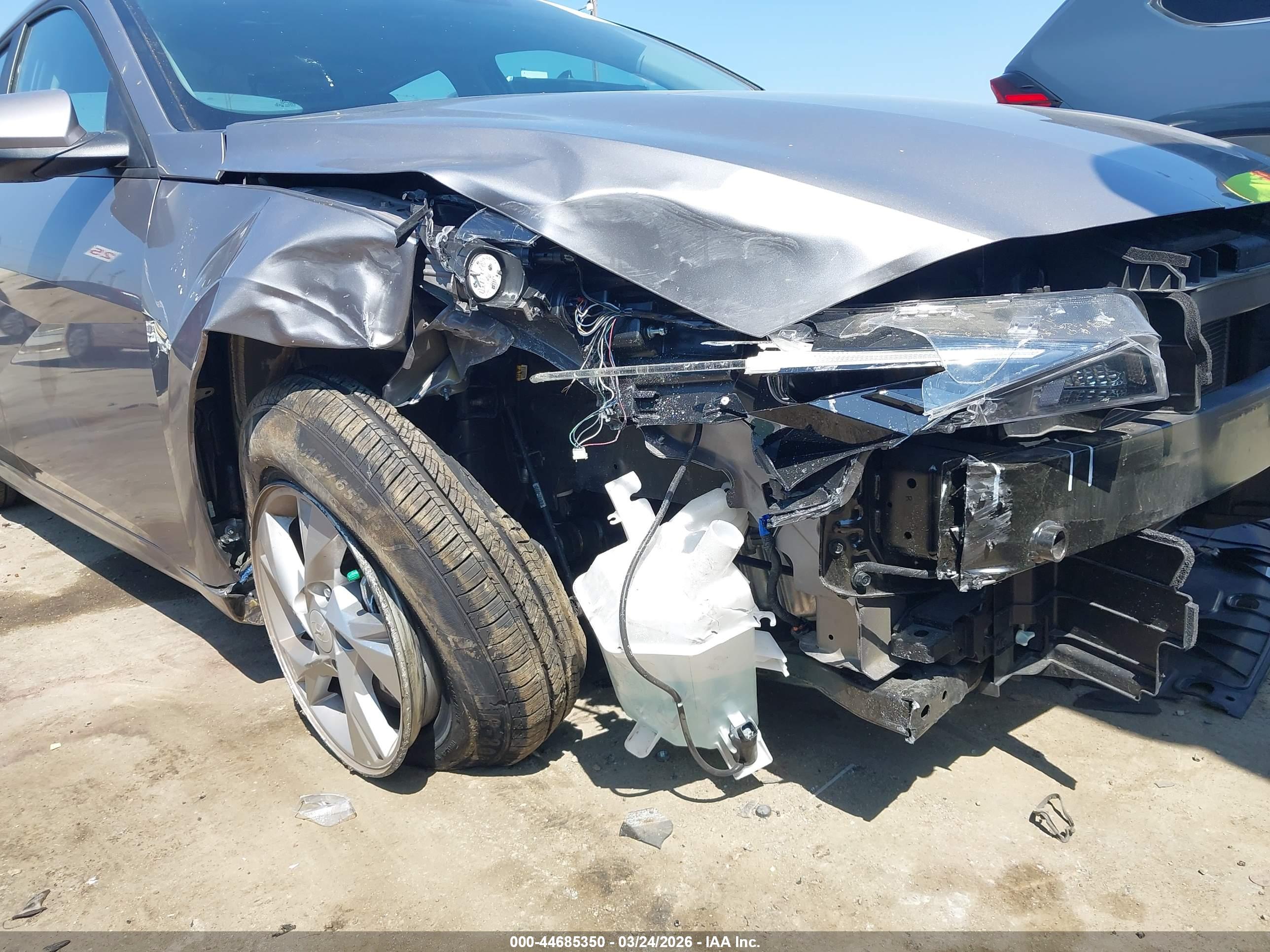 HYUNDAI ELANTRA image 6