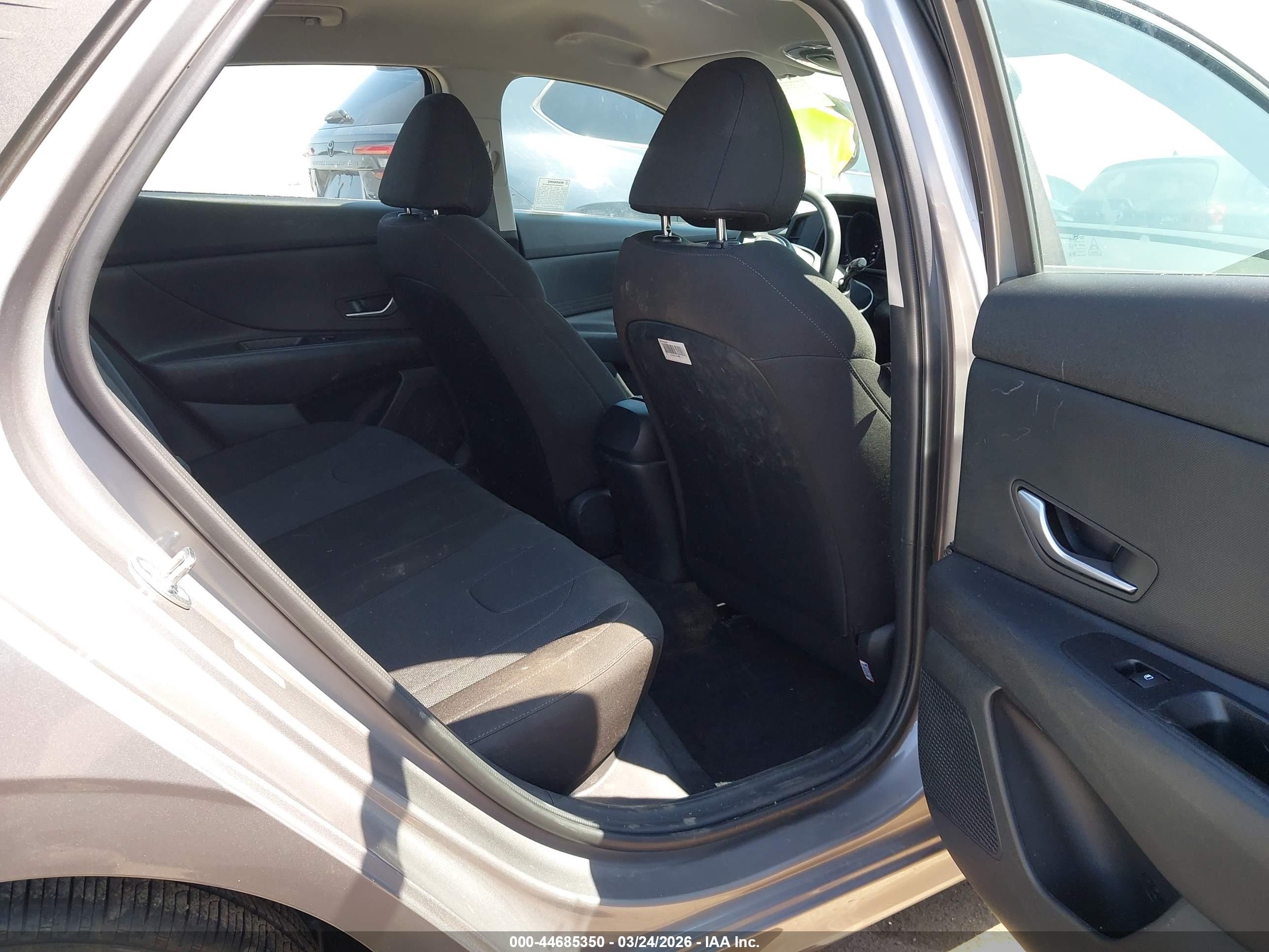 HYUNDAI ELANTRA image 8