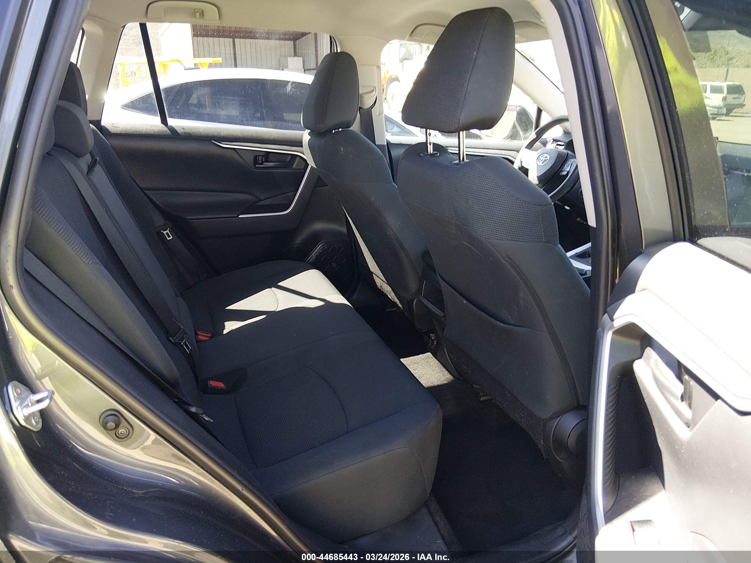 TOYOTA RAV4 image 8