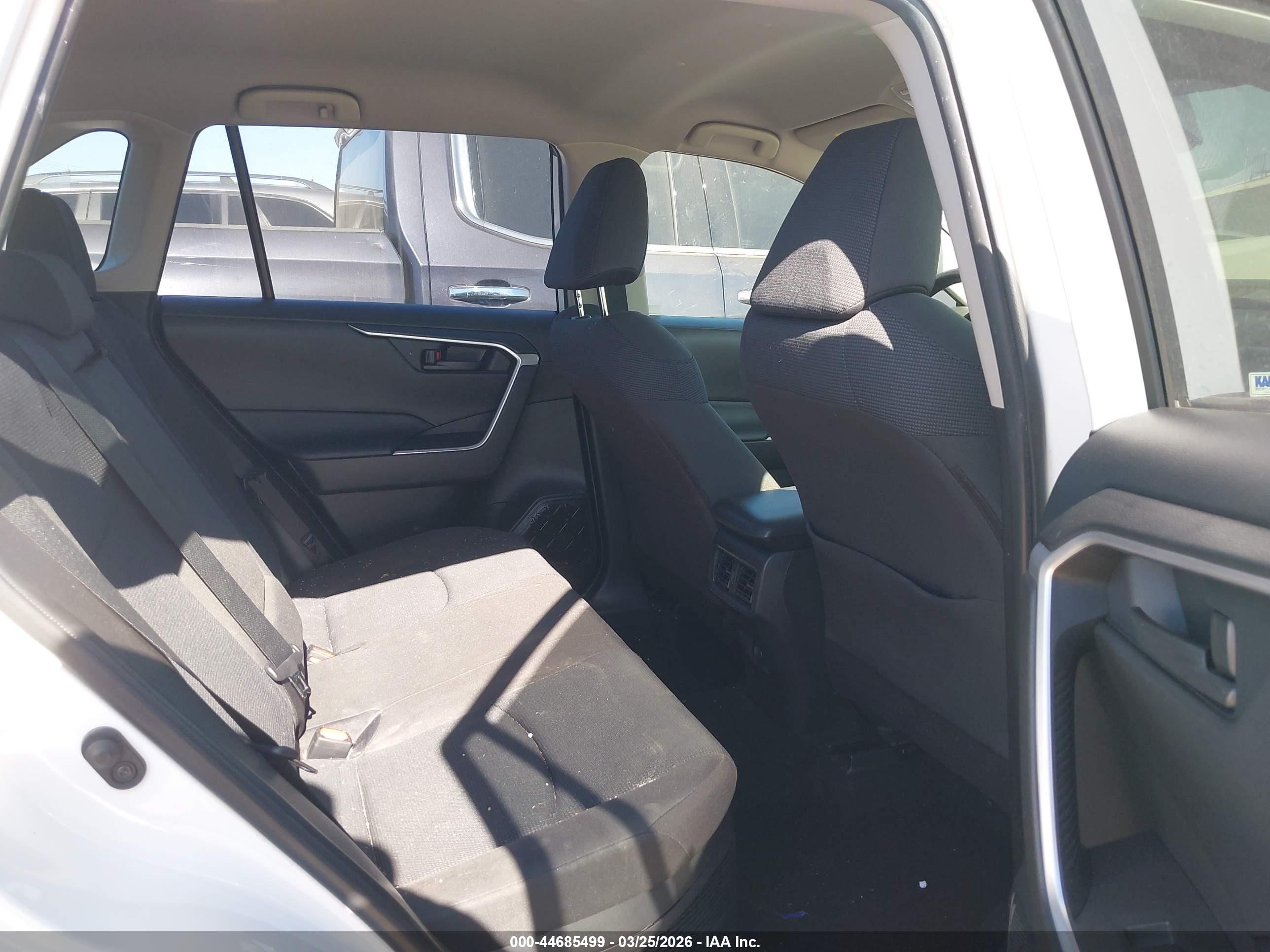 TOYOTA RAV4 image 8