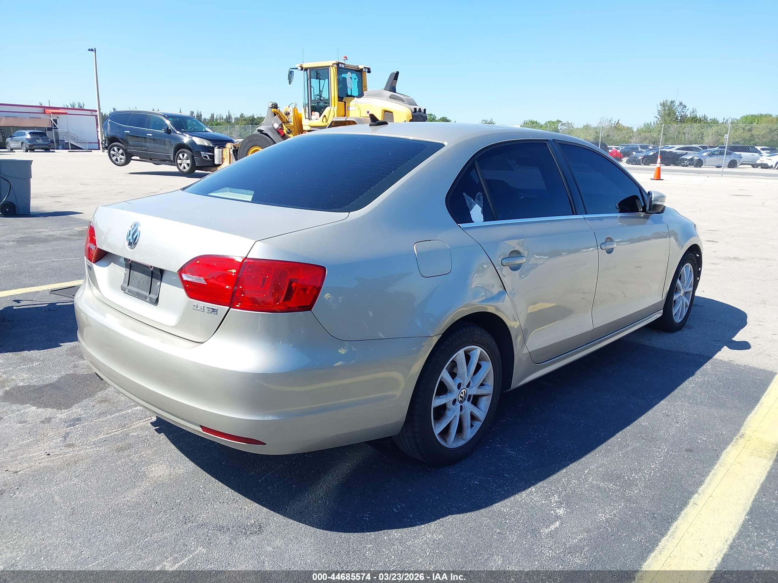 VOLKSWAGEN JETTA image 4