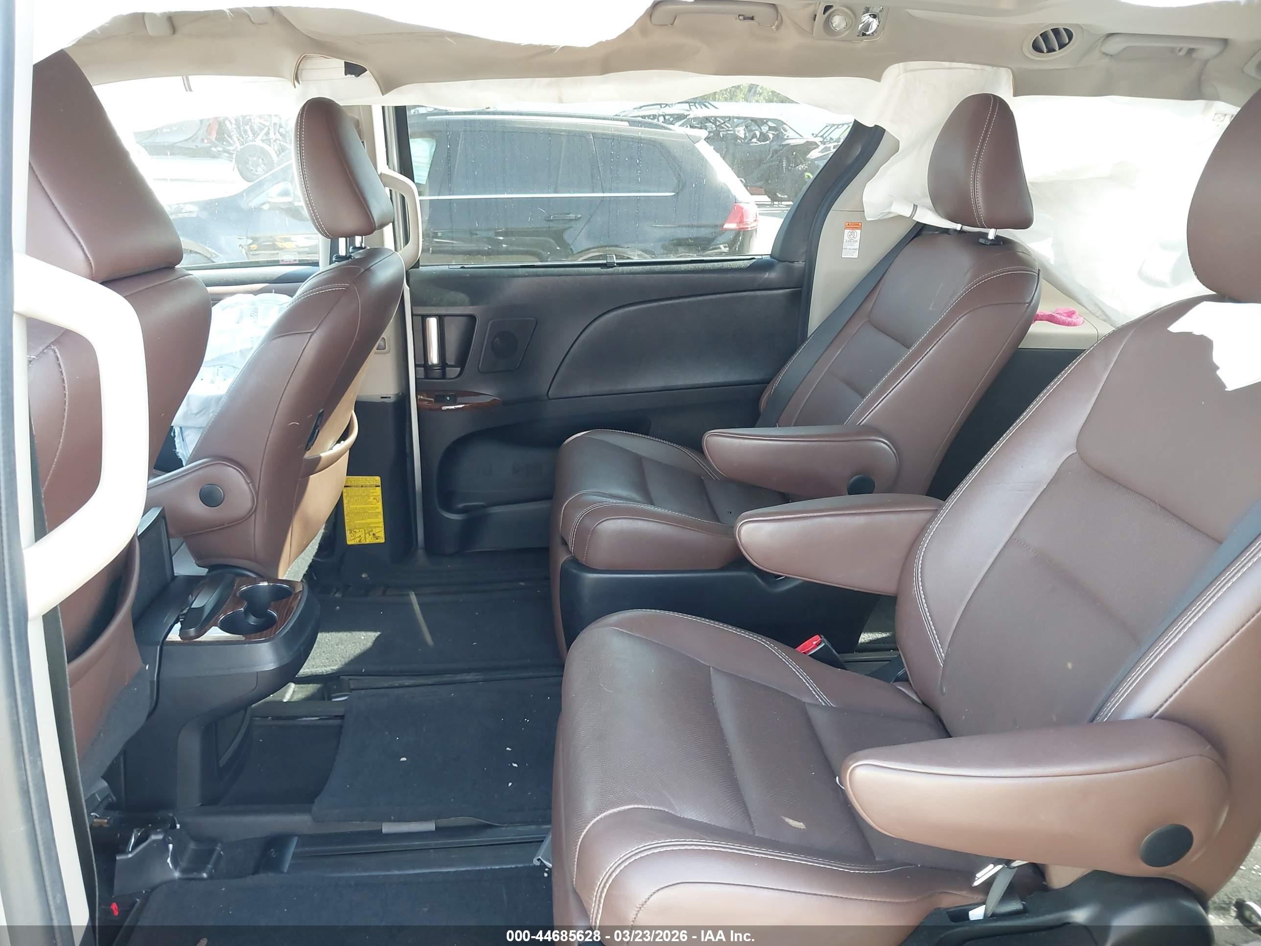 TOYOTA SIENNA image 8