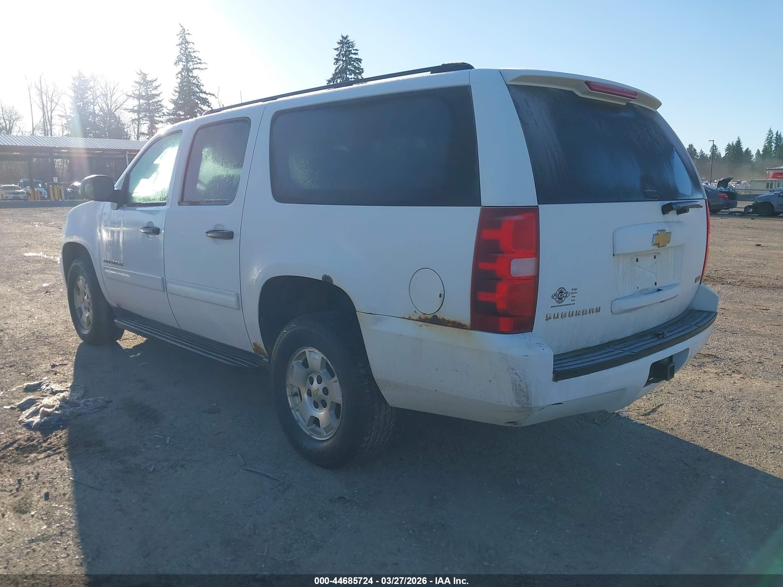 CHEVROLET SUBURBAN image 3