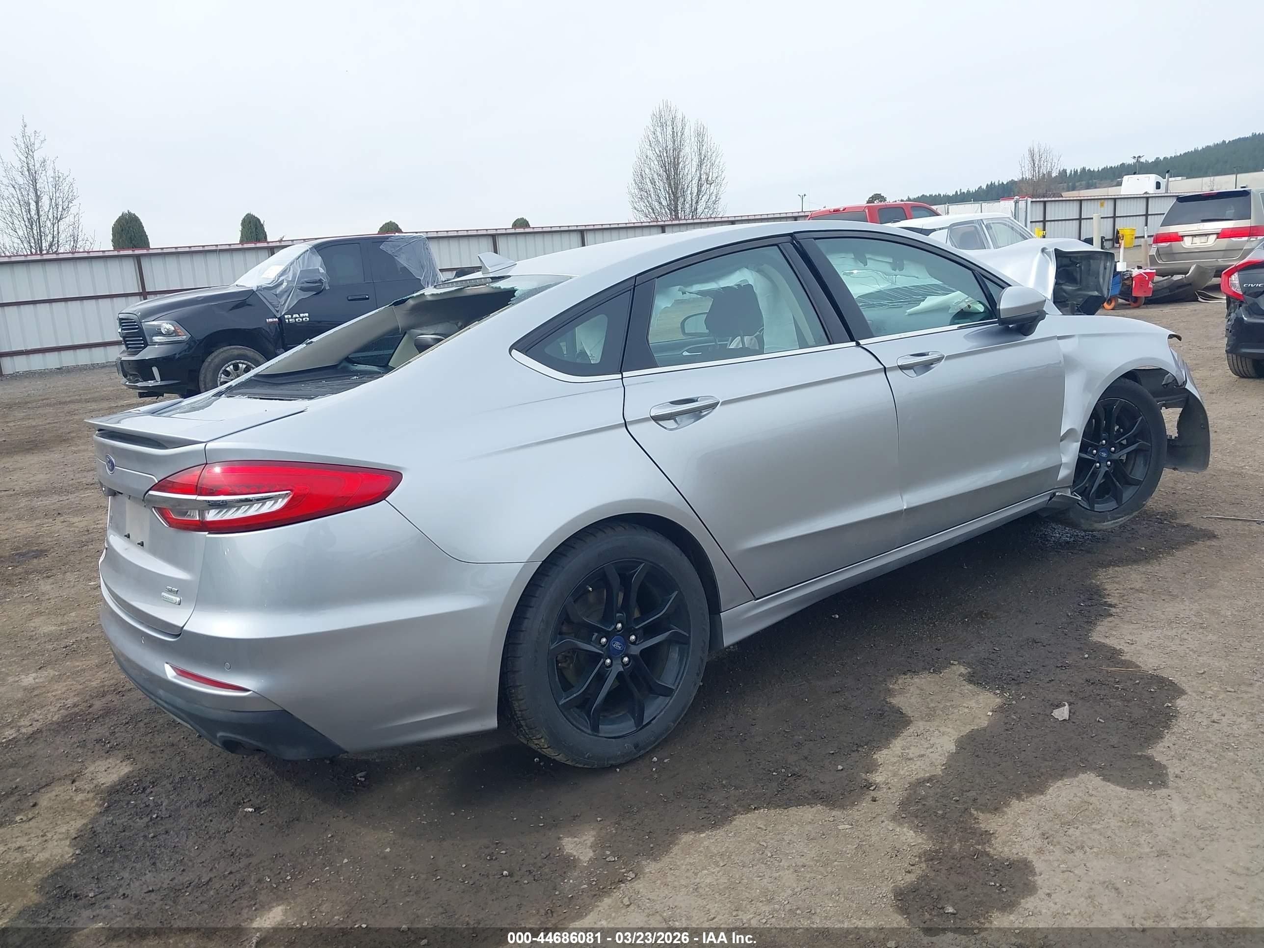 FORD FUSION image 4