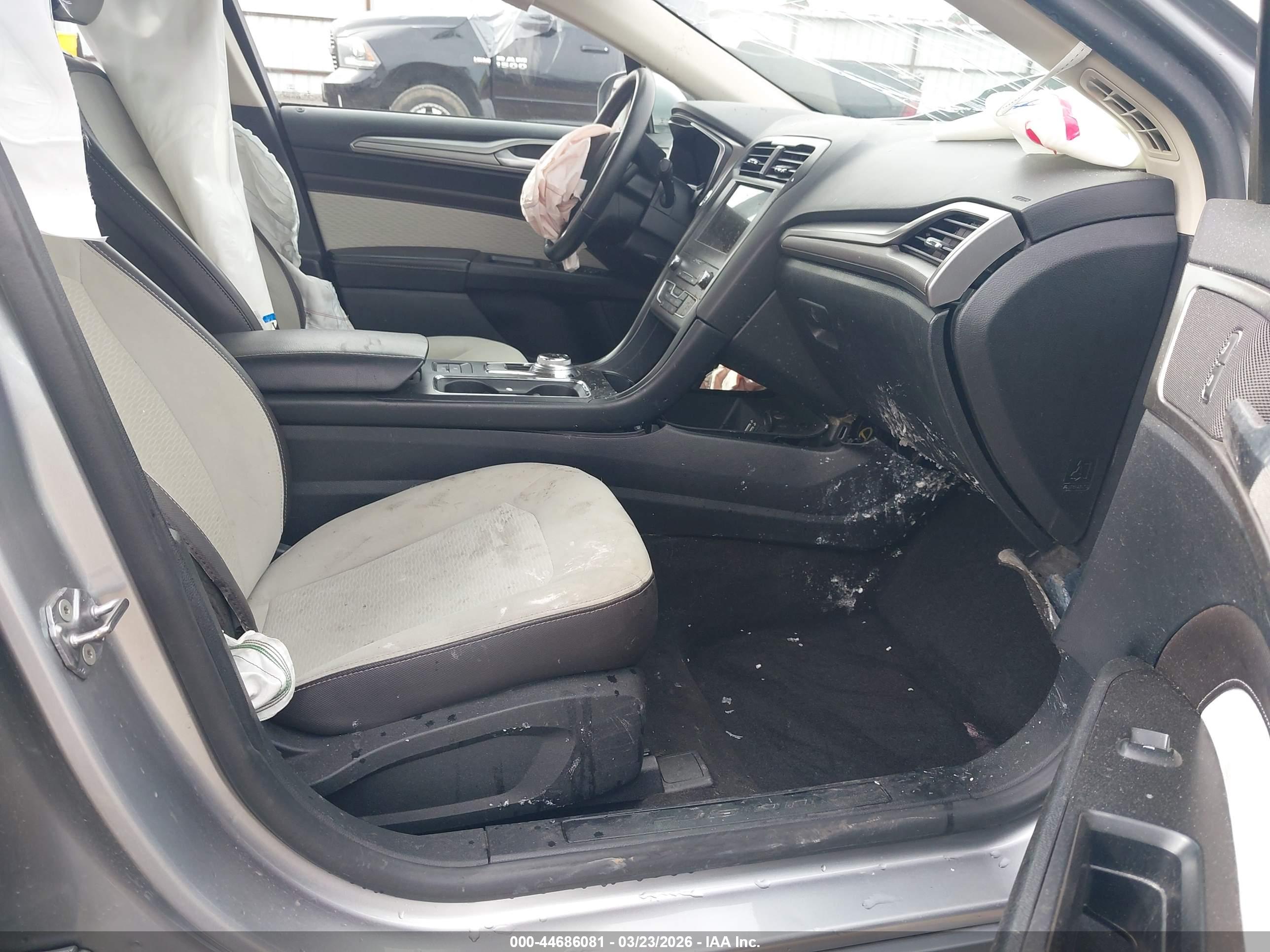 FORD FUSION image 5