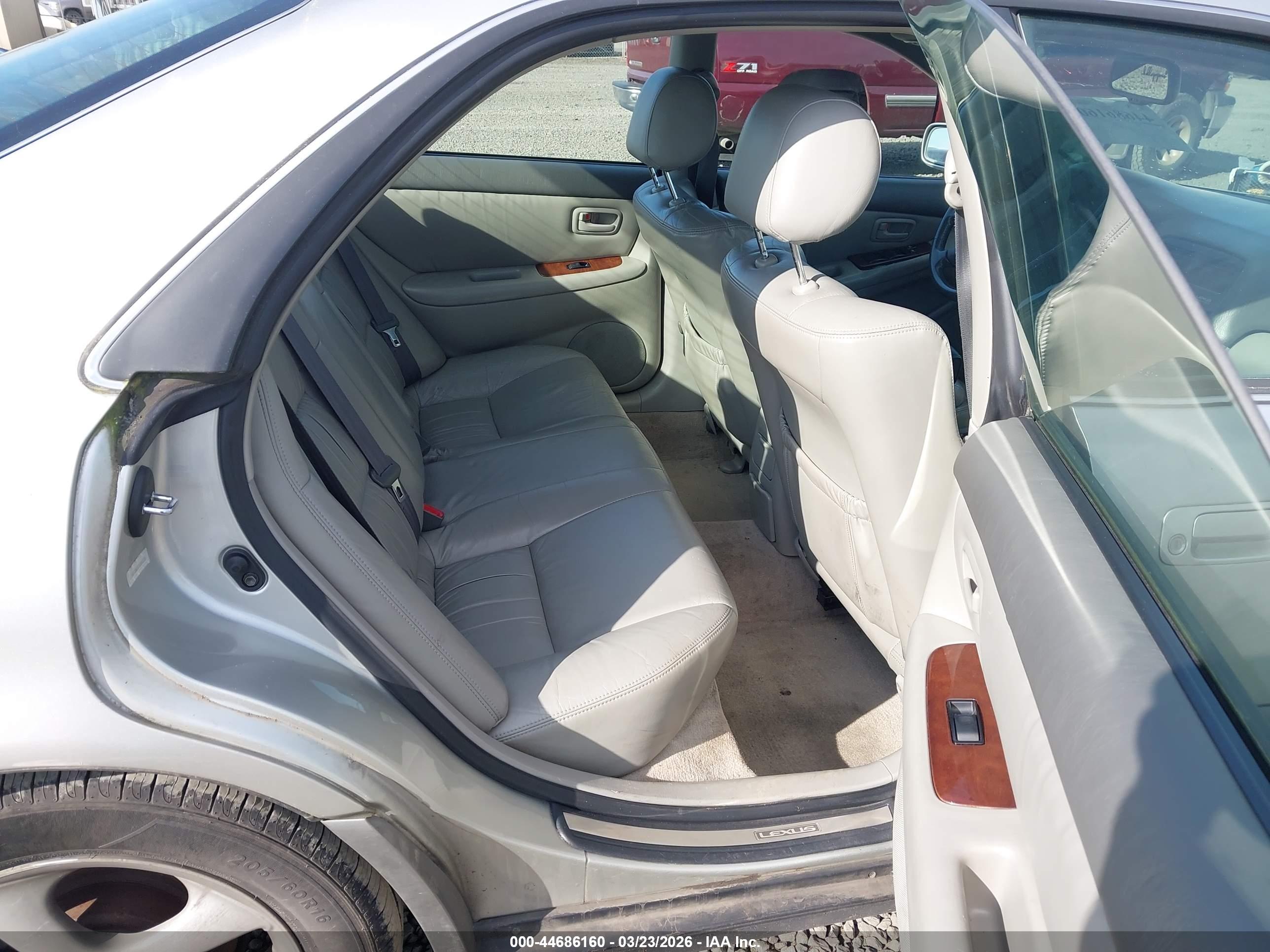 LEXUS ES image 8