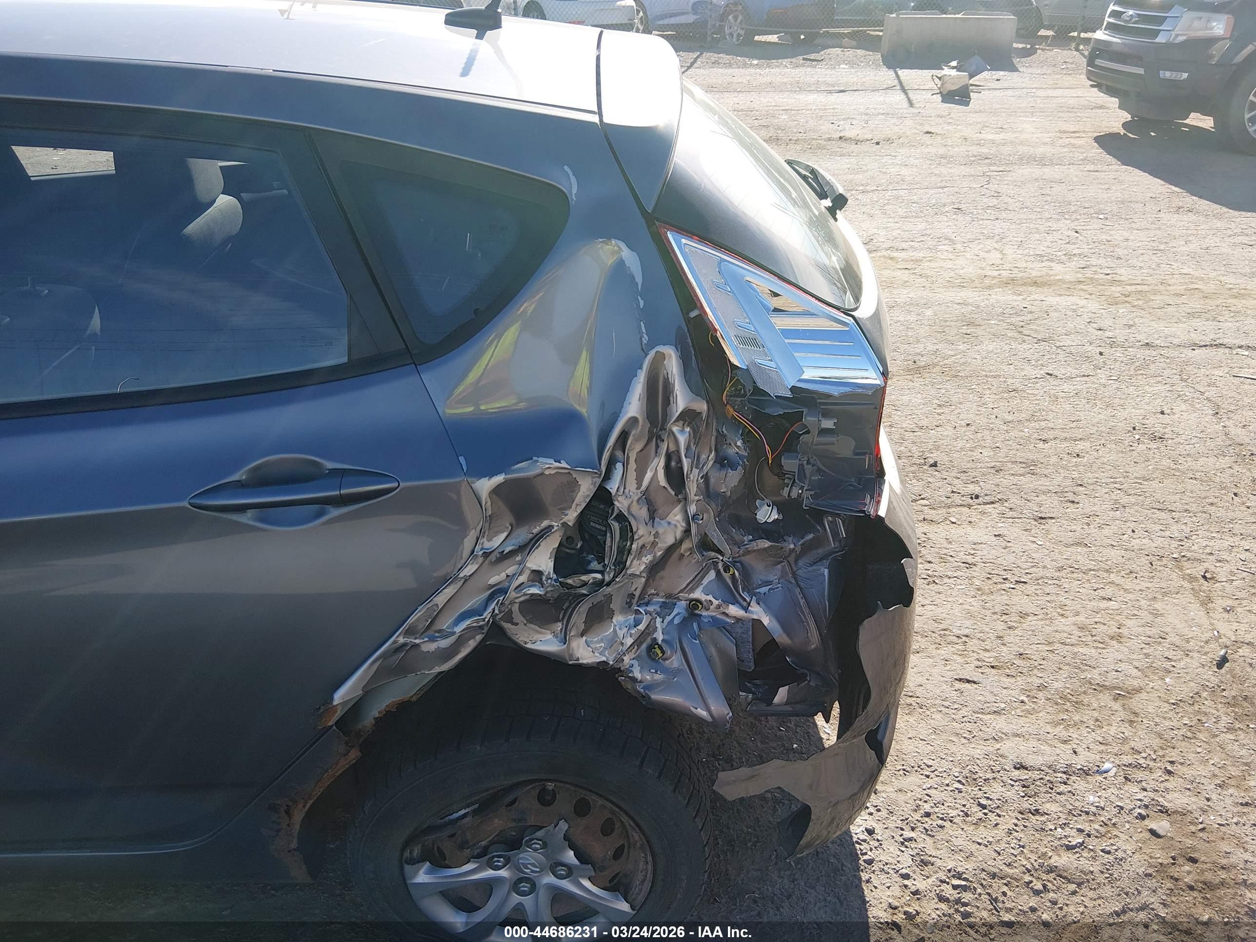 HYUNDAI ACCENT image 6
