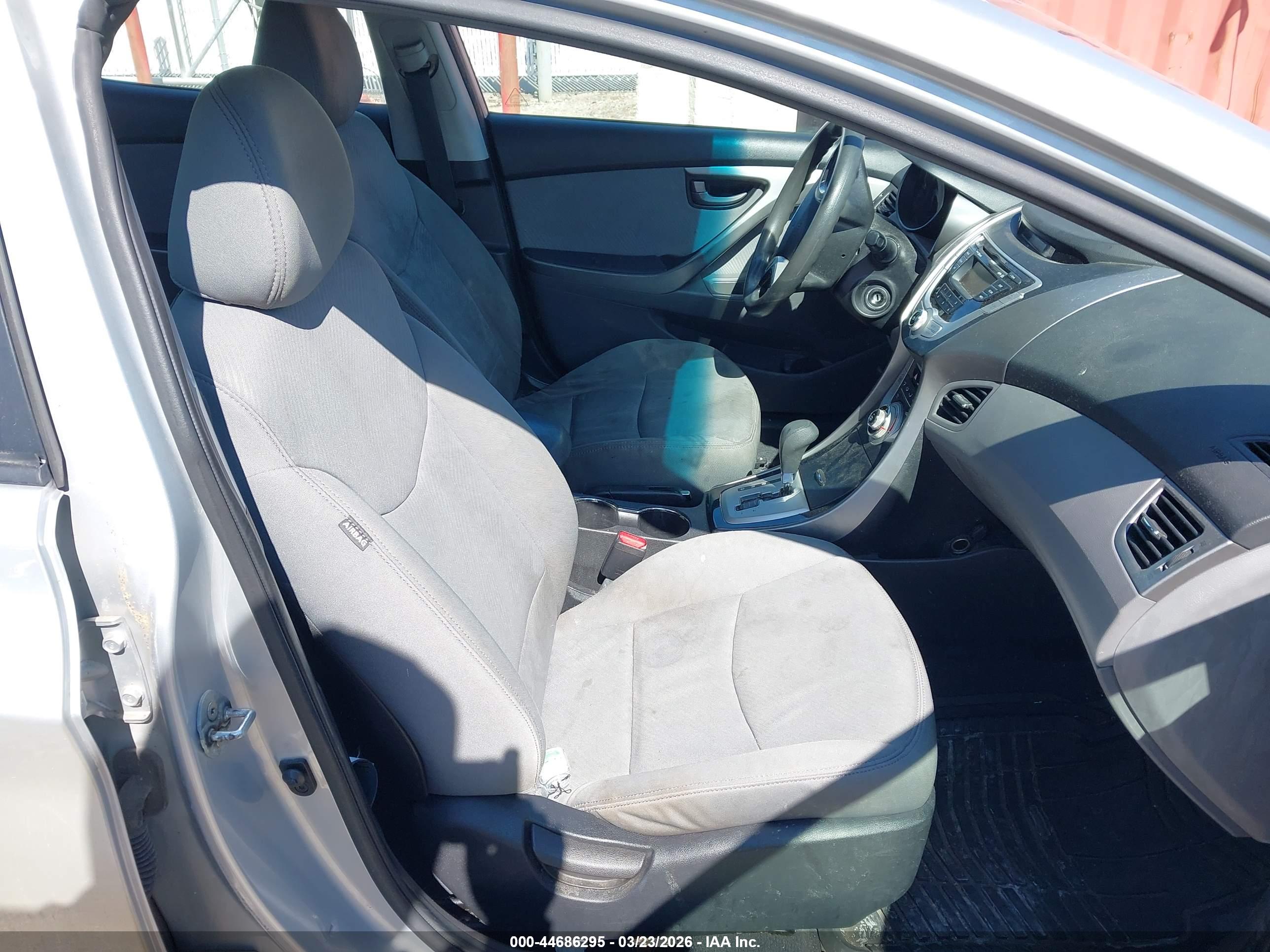 HYUNDAI ELANTRA image 5