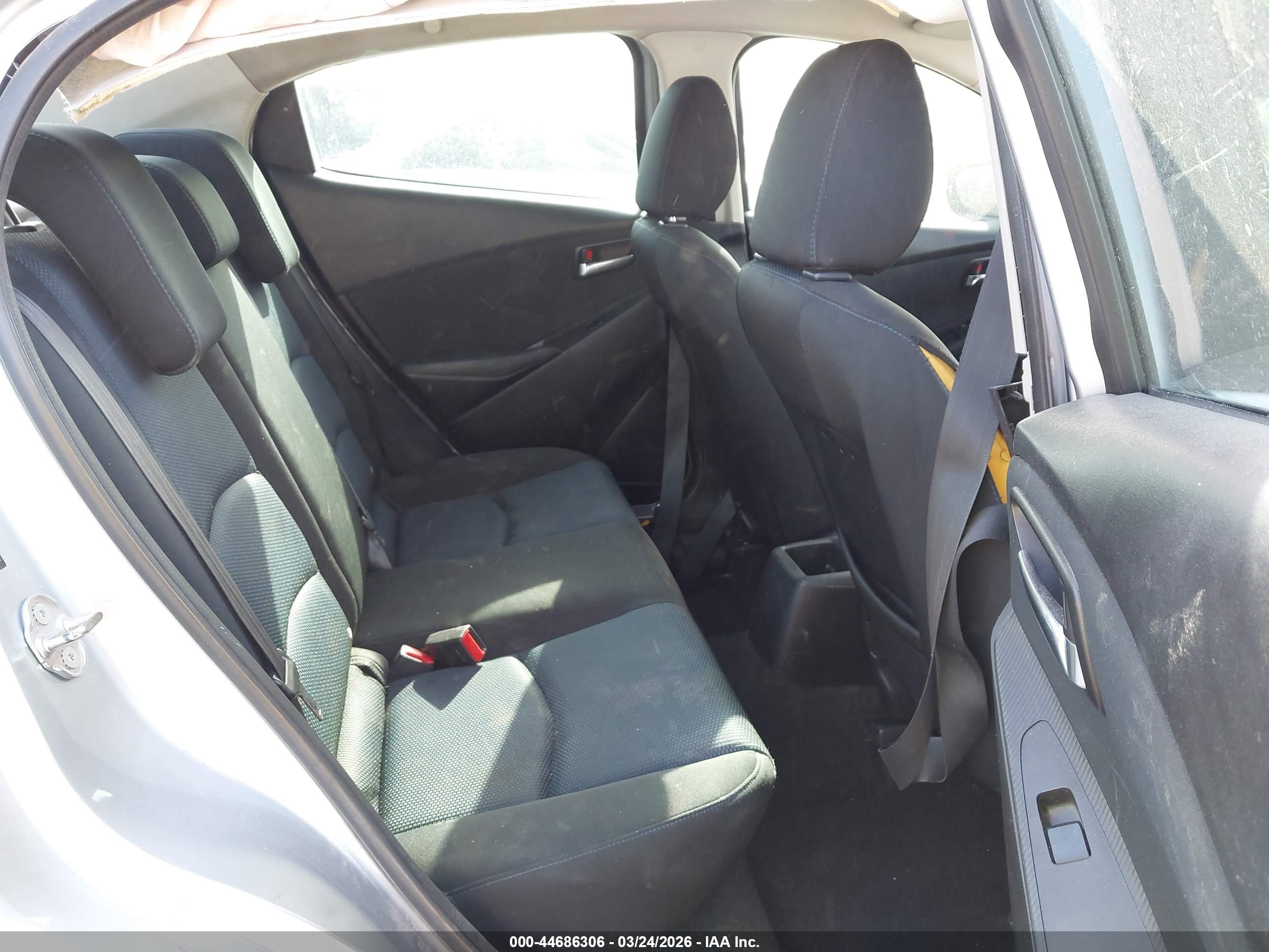 TOYOTA YARIS image 8