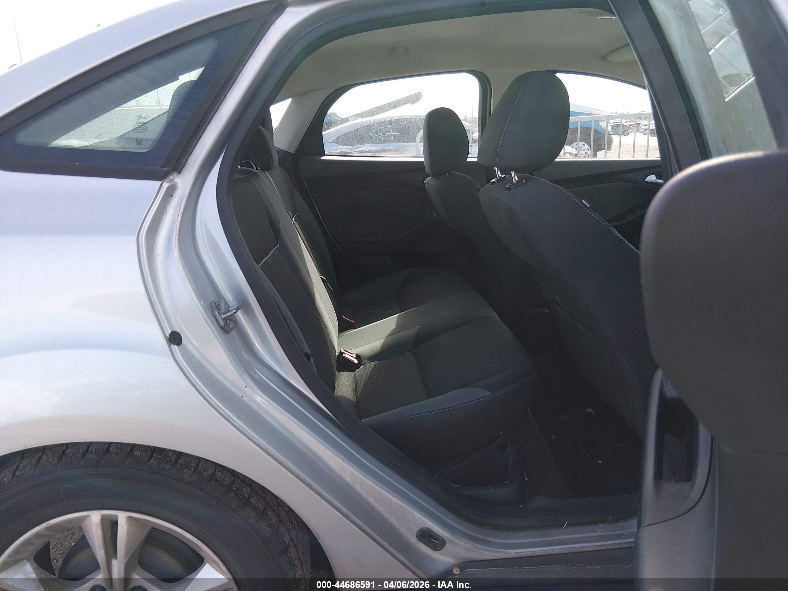 FORD FOCUS image 8