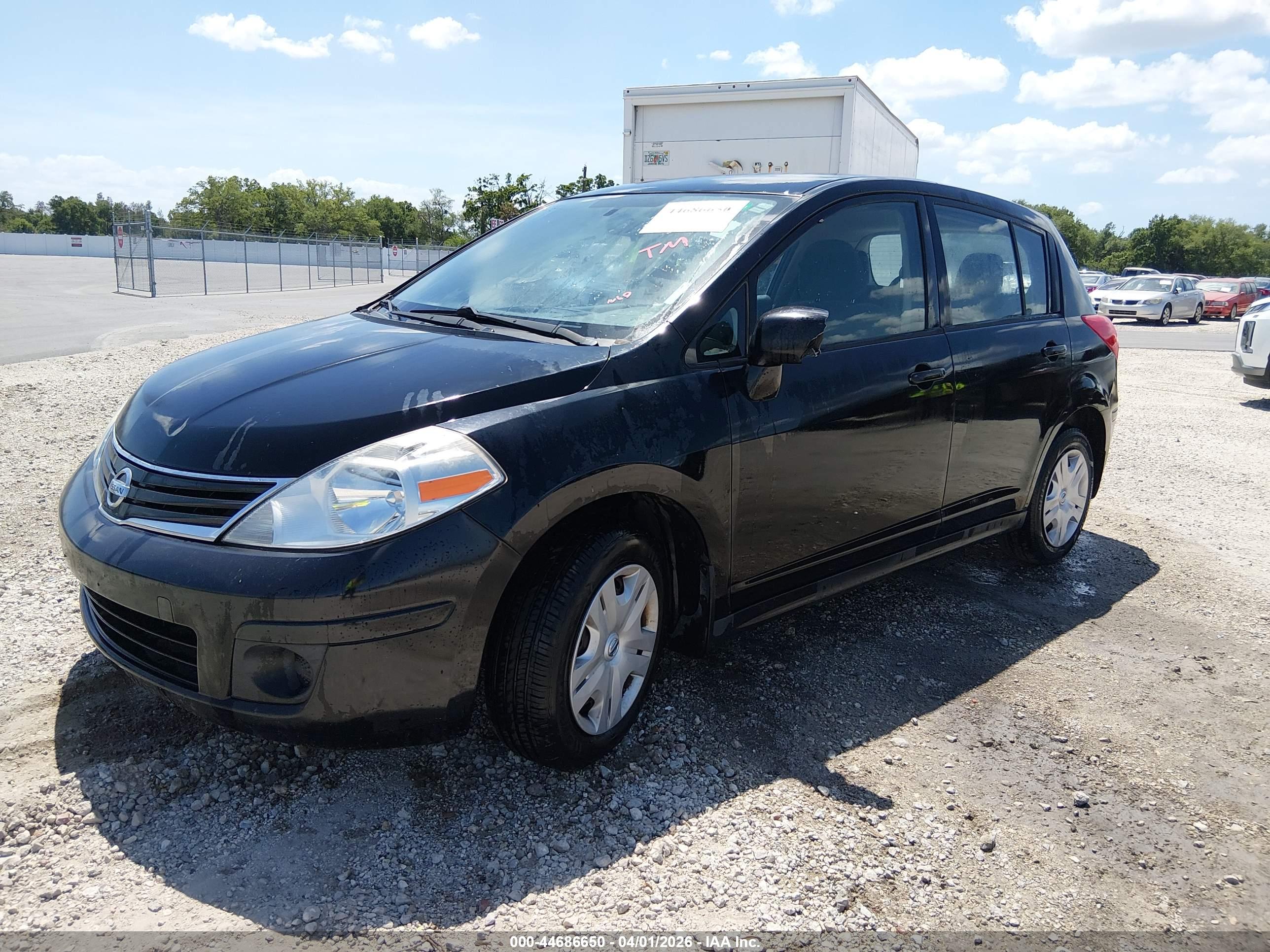 NISSAN VERSA image 2
