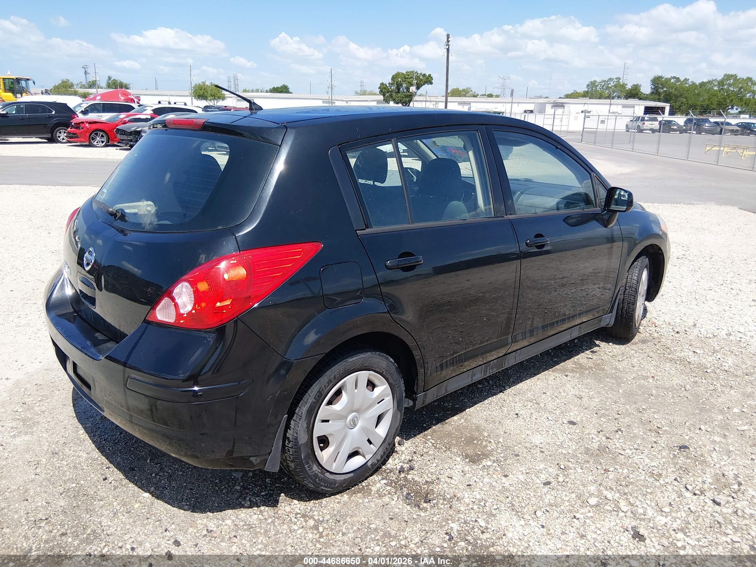 NISSAN VERSA image 4