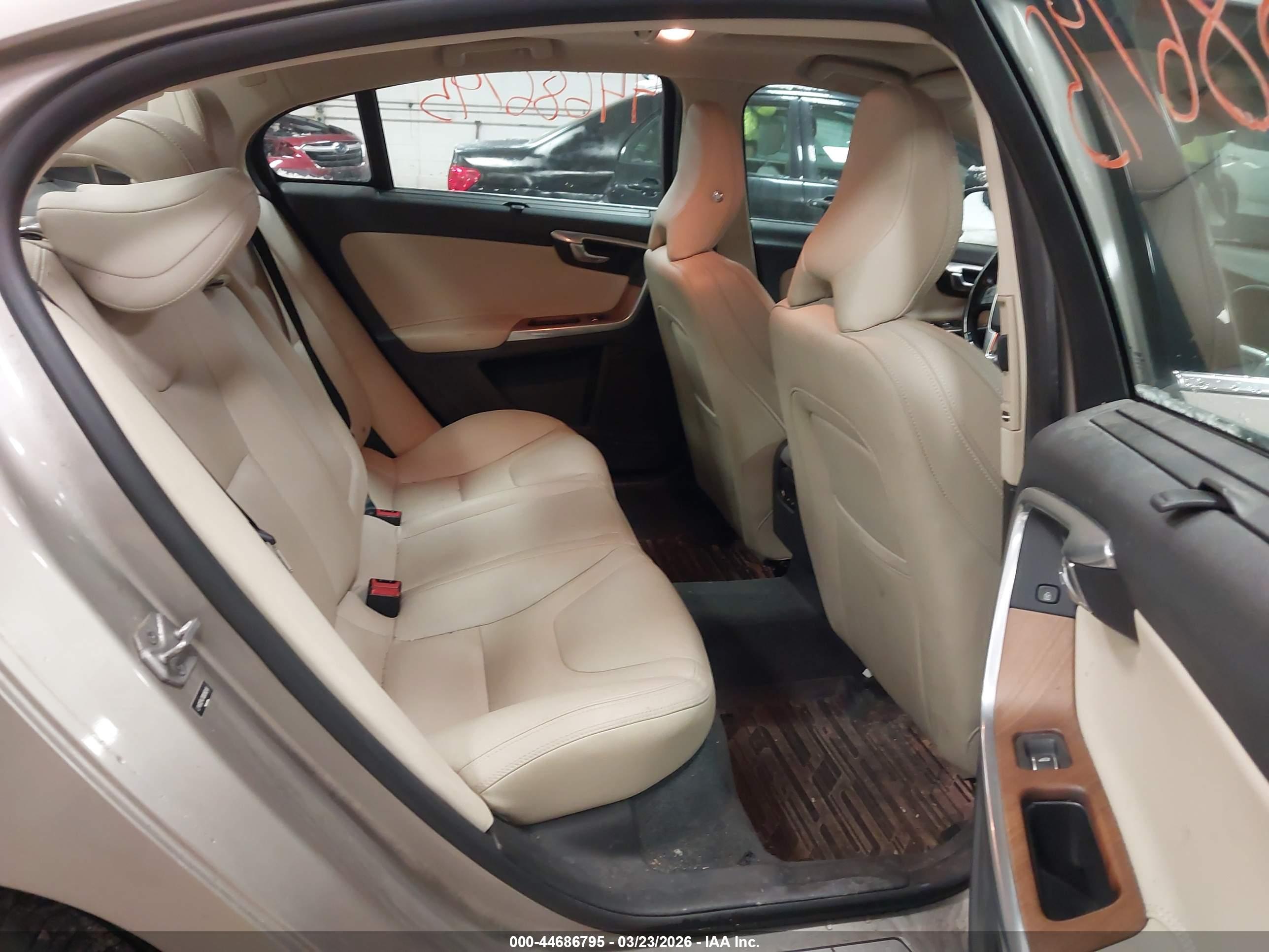 VOLVO S60 image 8