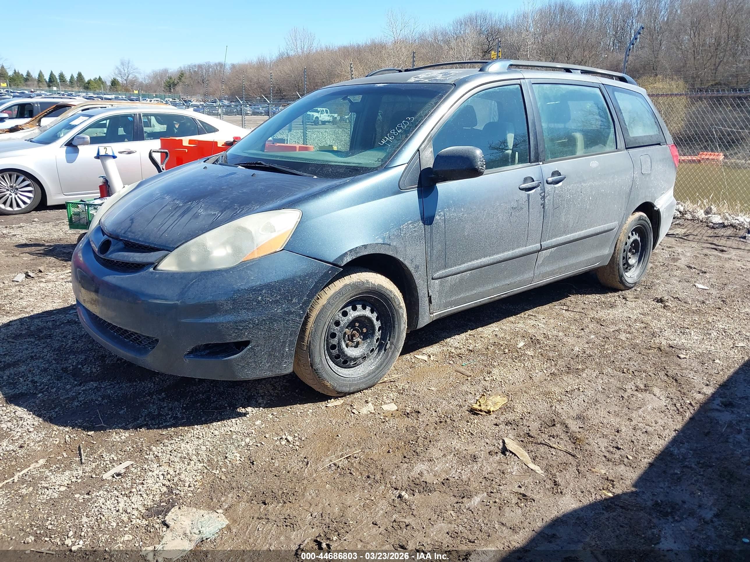 TOYOTA SIENNA image 2