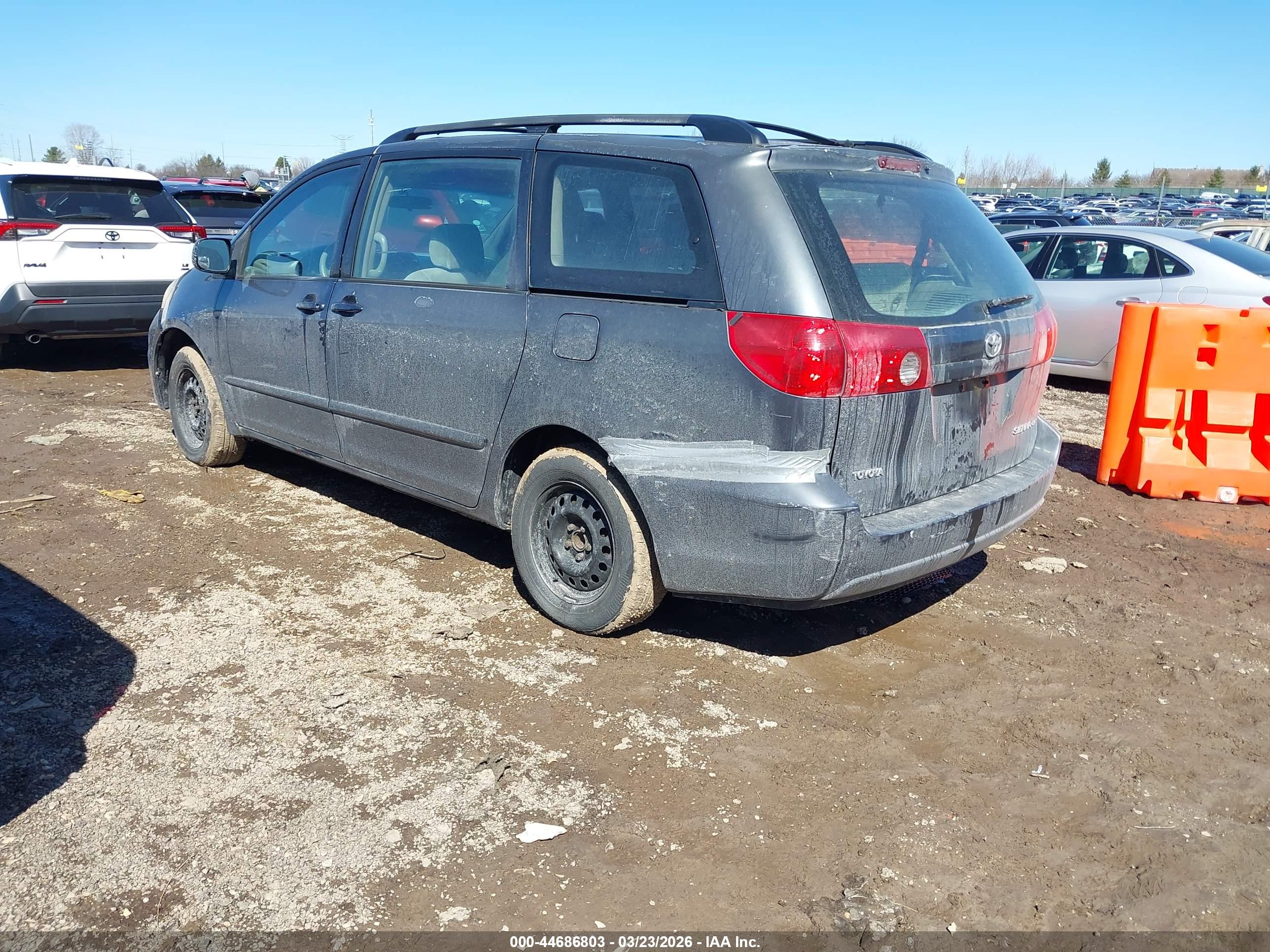 TOYOTA SIENNA image 3