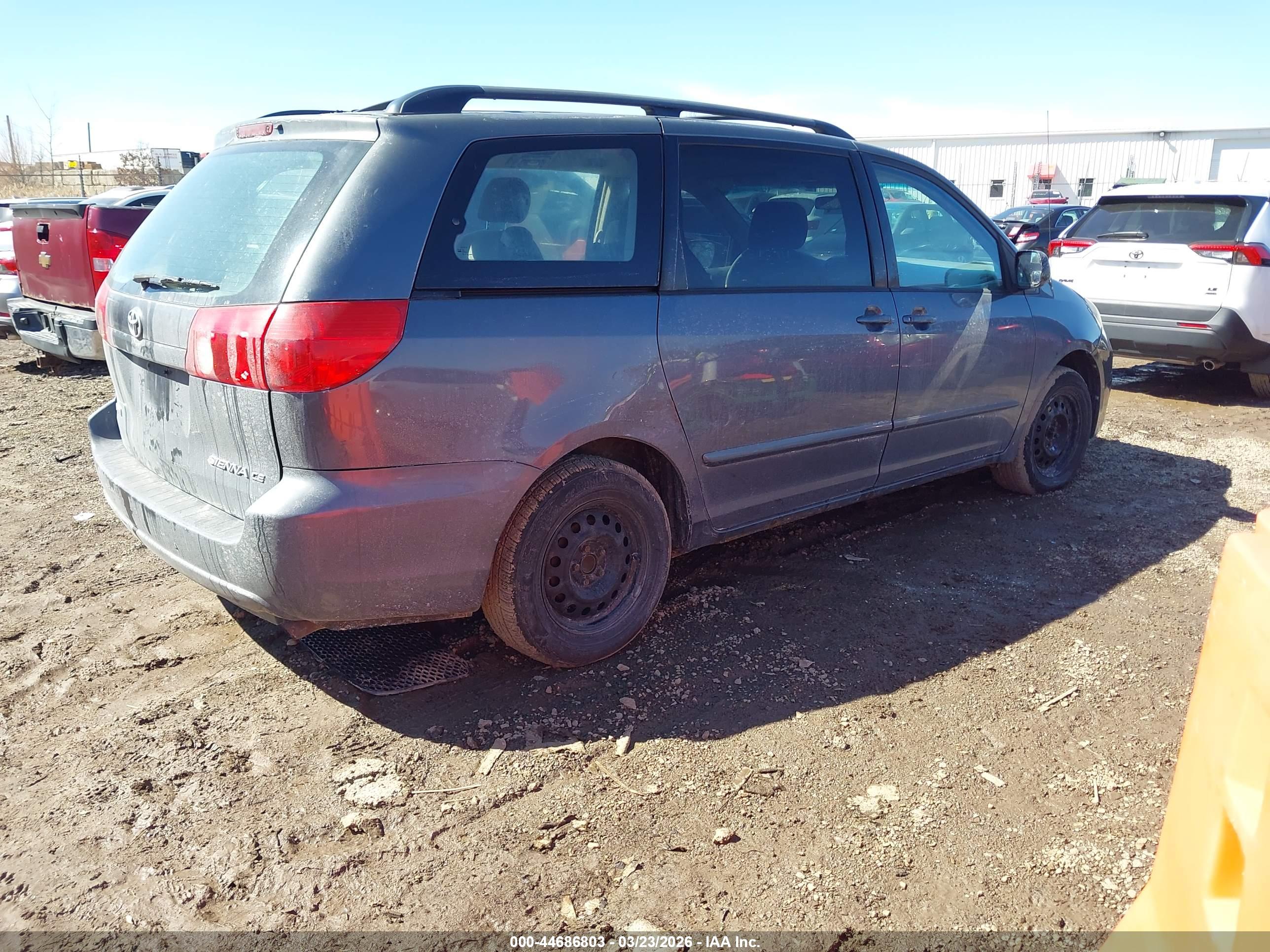 TOYOTA SIENNA image 4