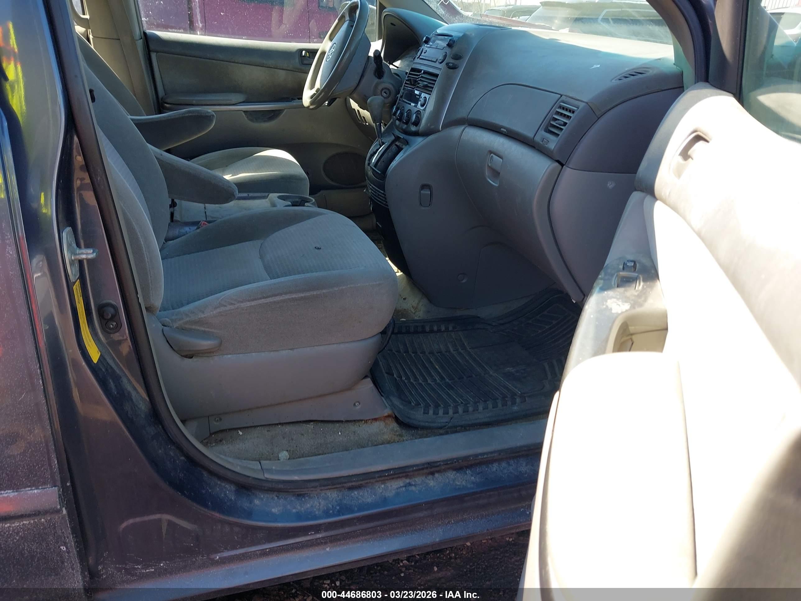 TOYOTA SIENNA image 5