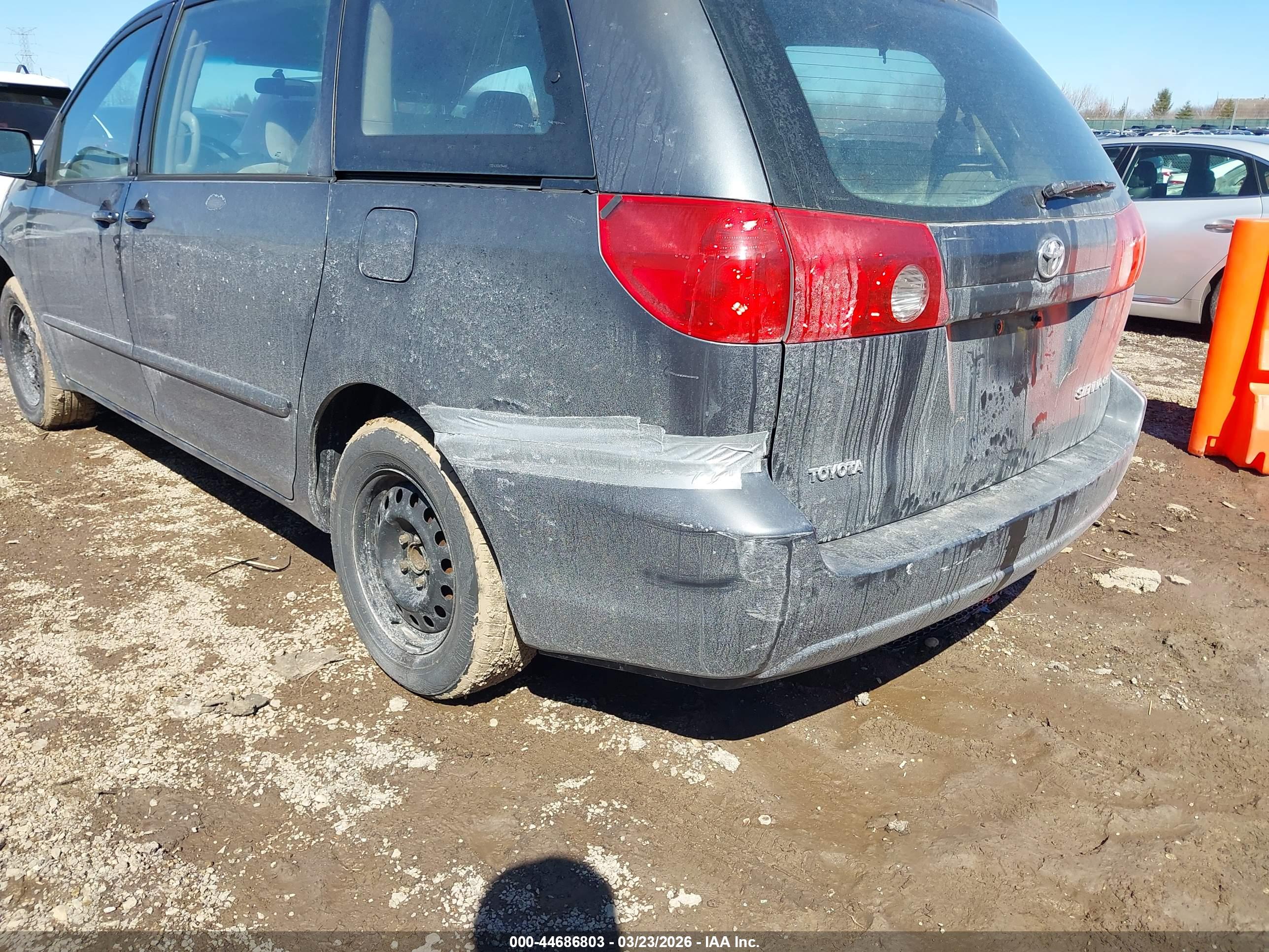 TOYOTA SIENNA image 6