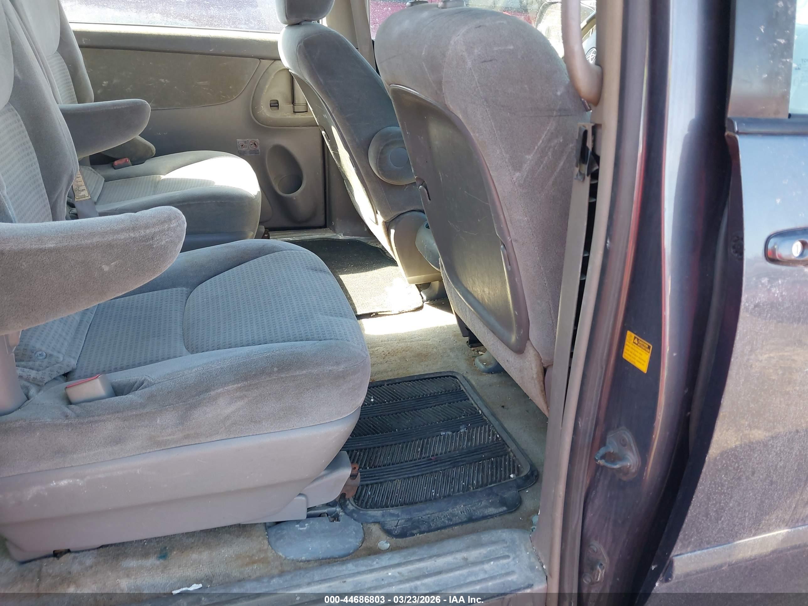 TOYOTA SIENNA image 8