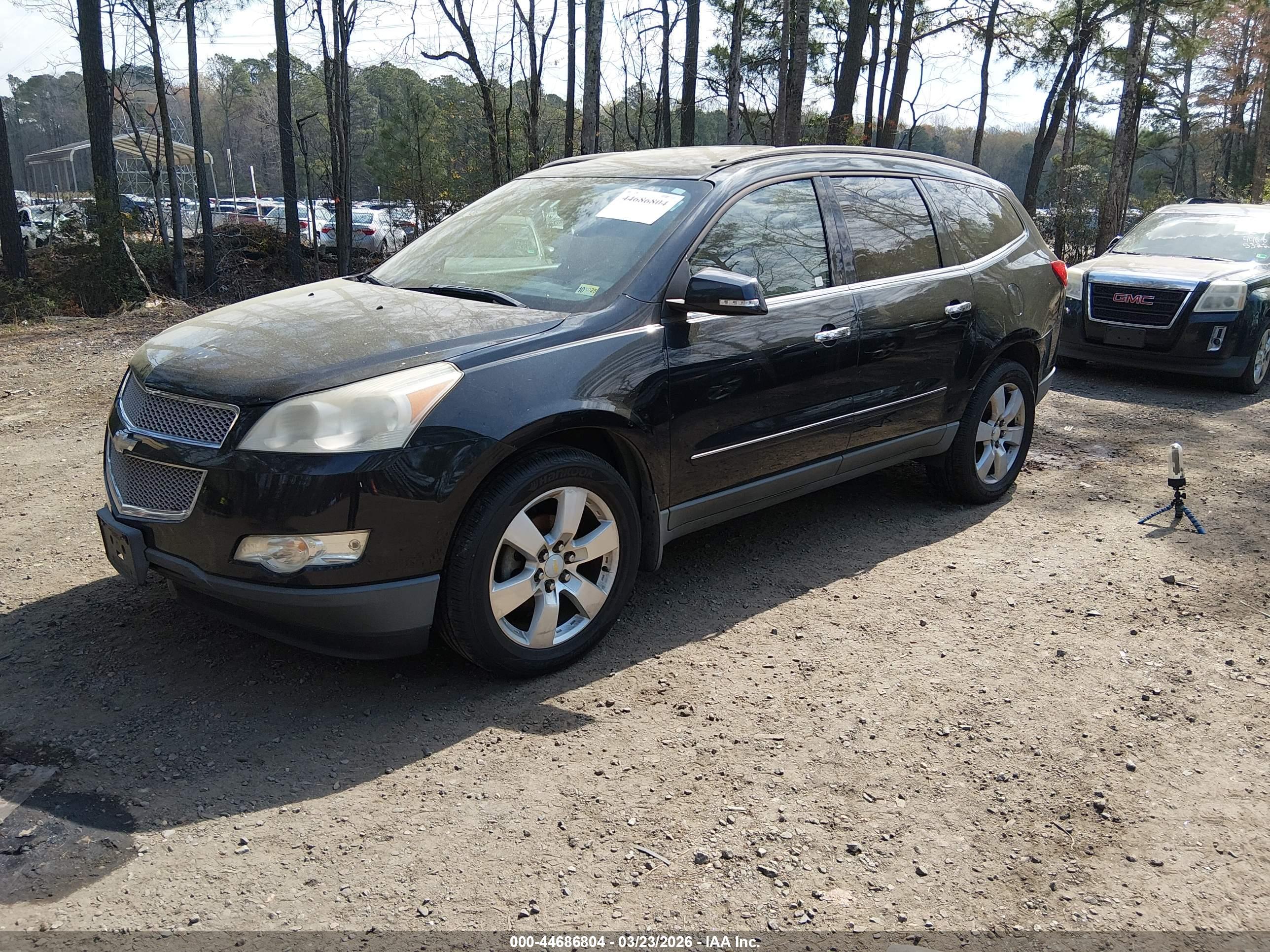 CHEVROLET TRAVERSE image 2