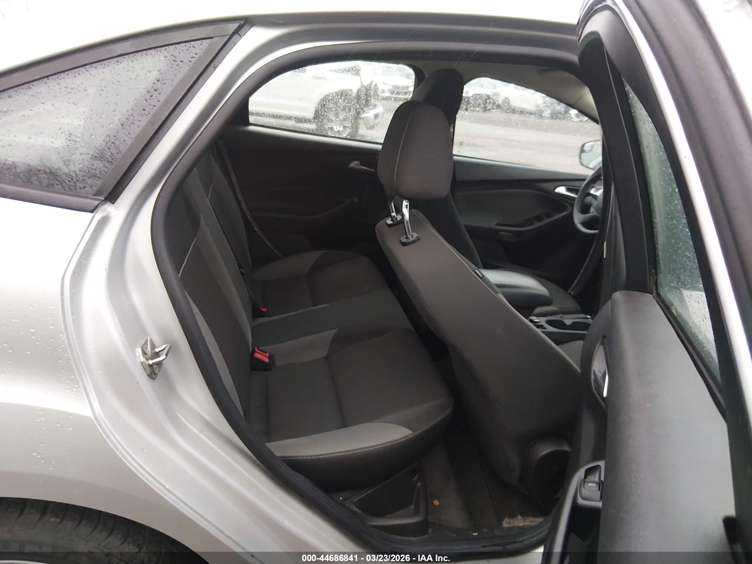 FORD FOCUS image 8