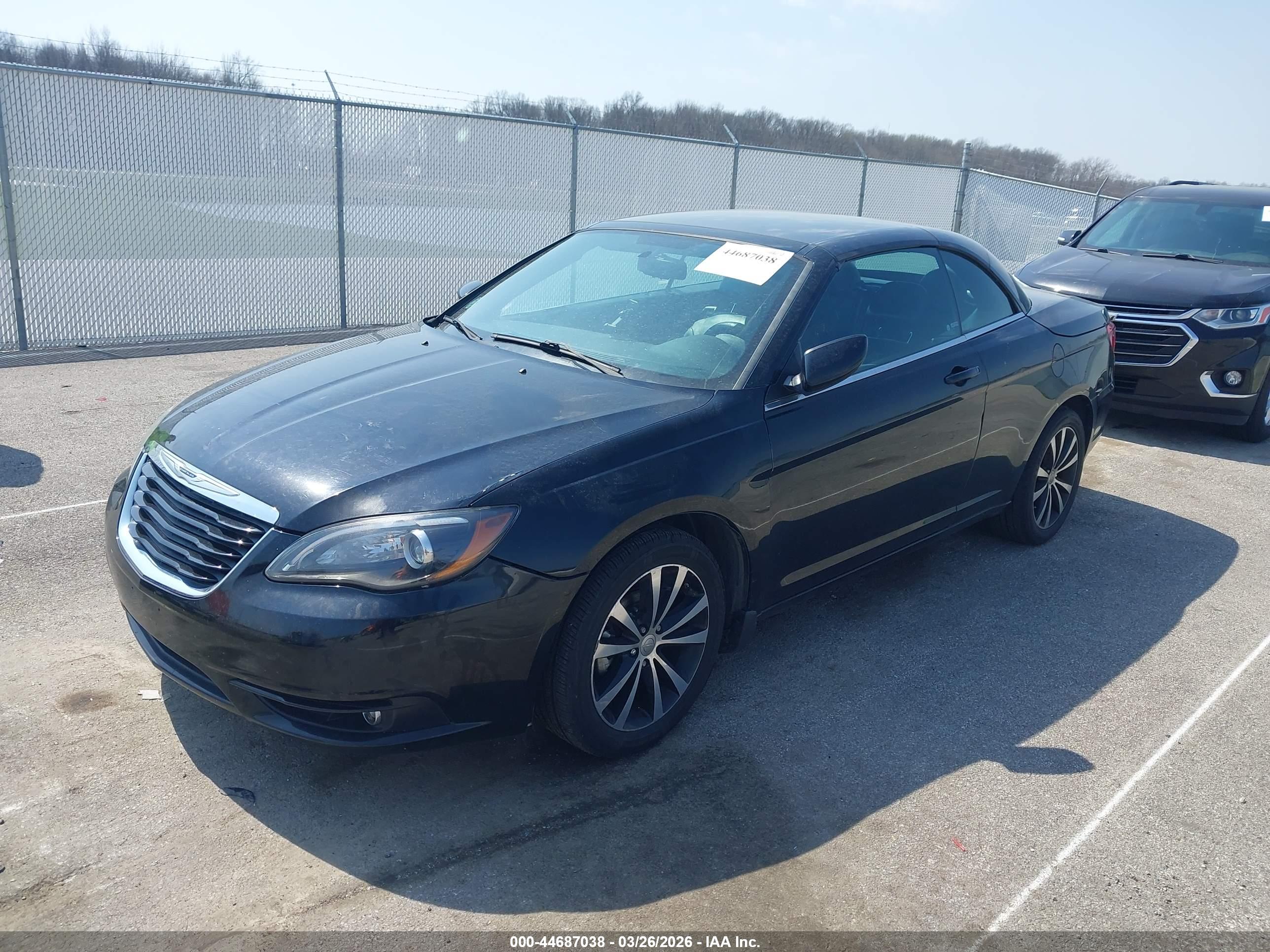 CHRYSLER 200 image 2
