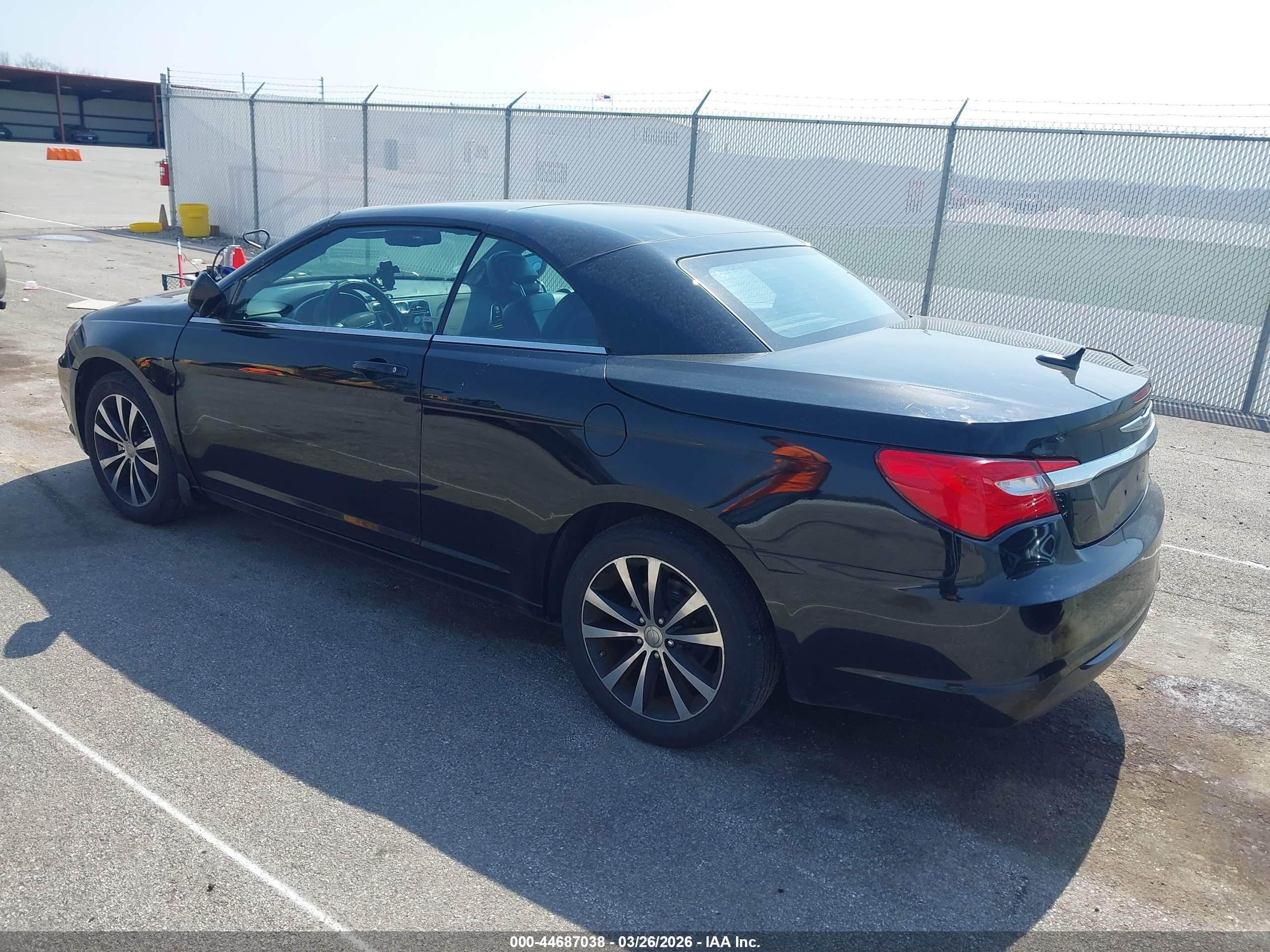 CHRYSLER 200 image 3