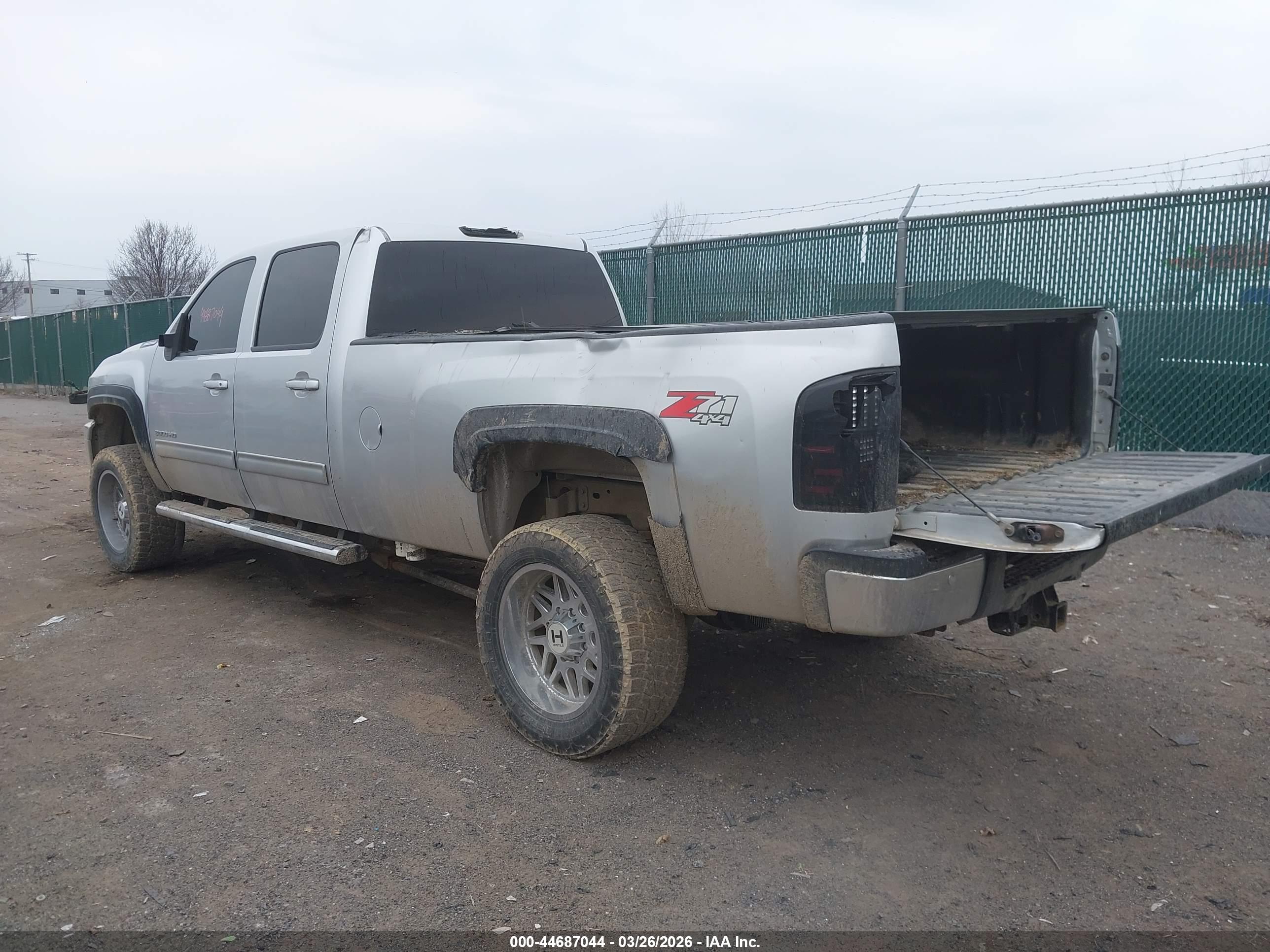 CHEVROLET SILVERADO image 3