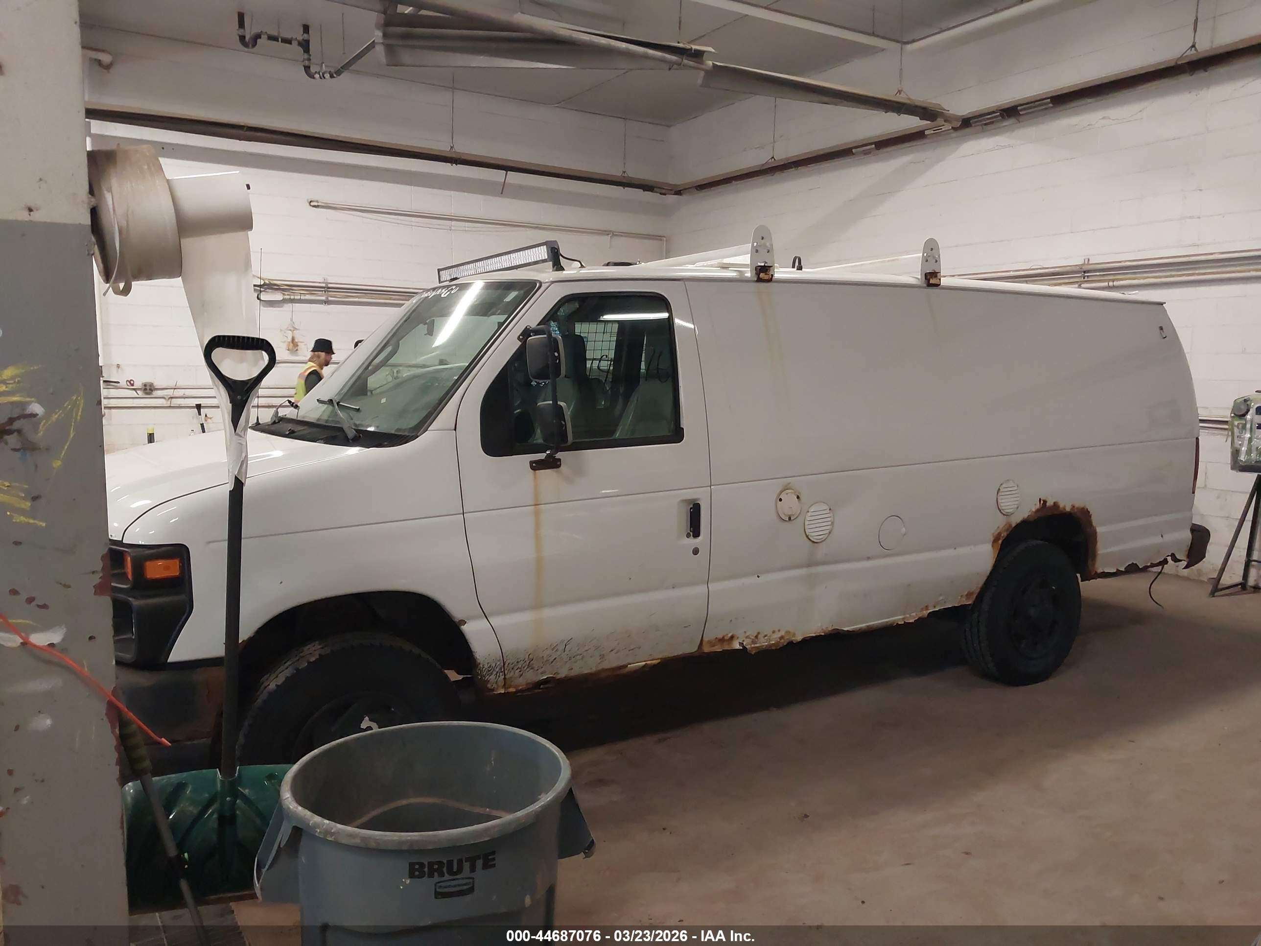 FORD E-350 image 2