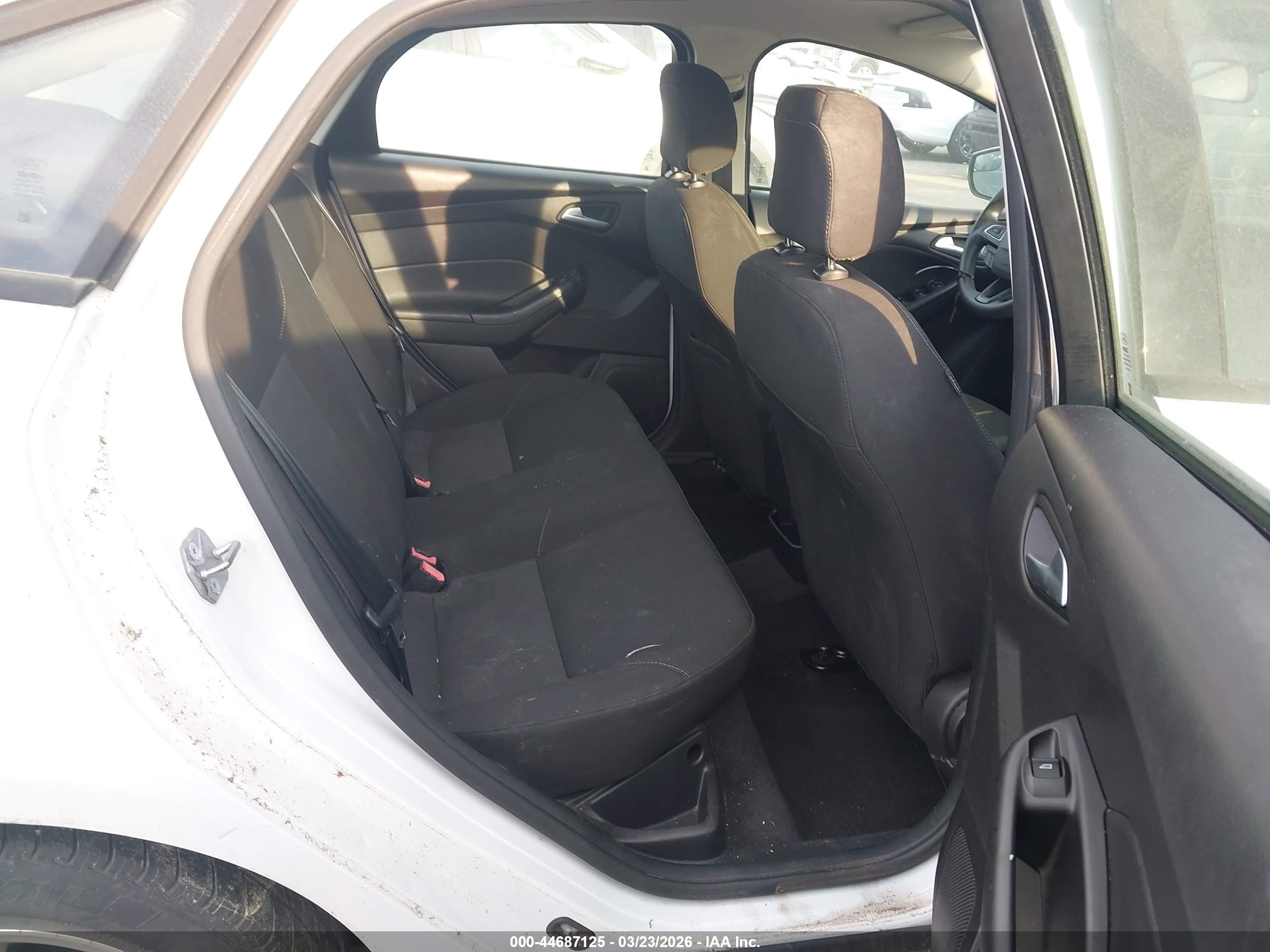 FORD FOCUS image 8