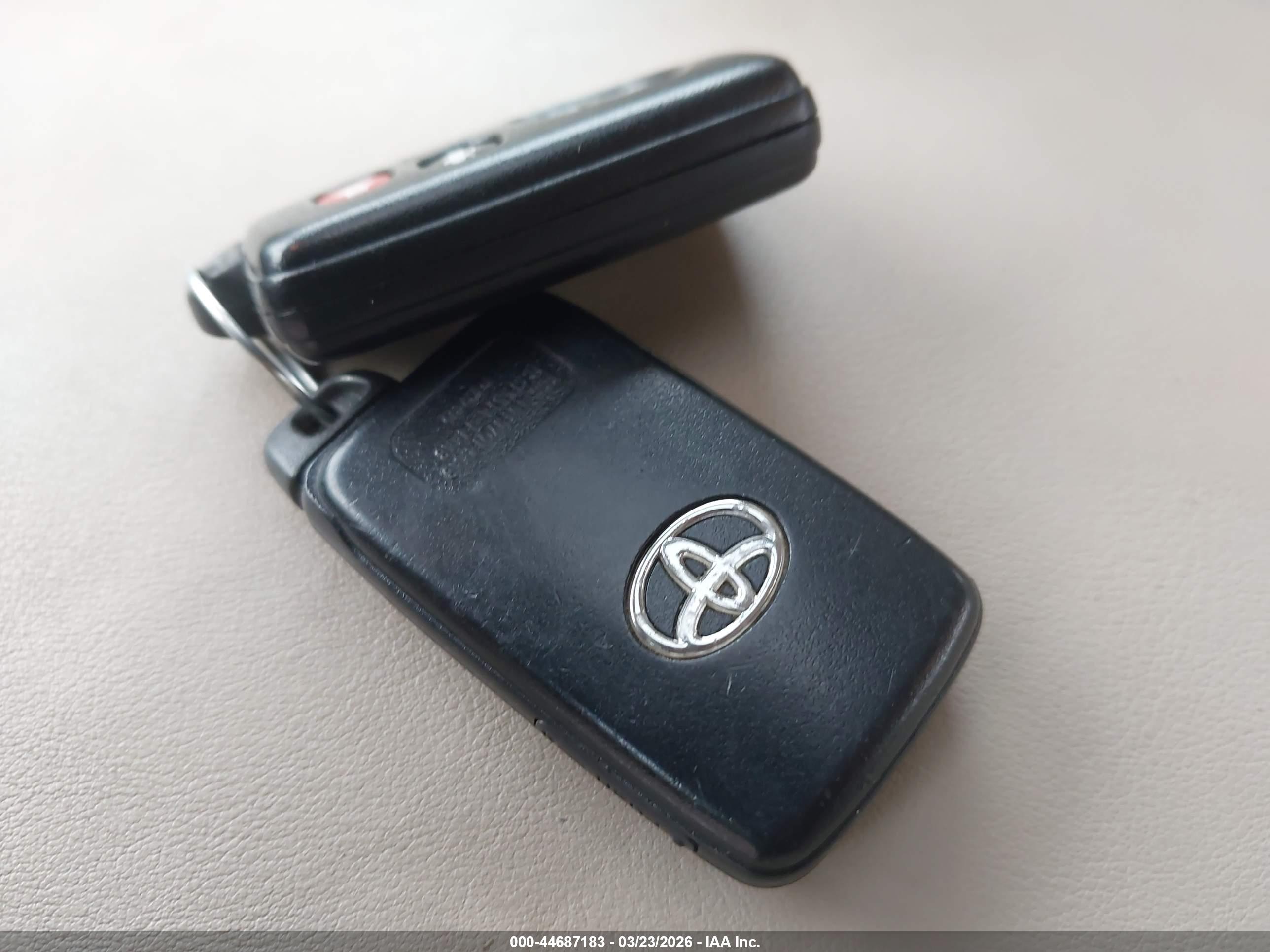 TOYOTA AVALON image 11