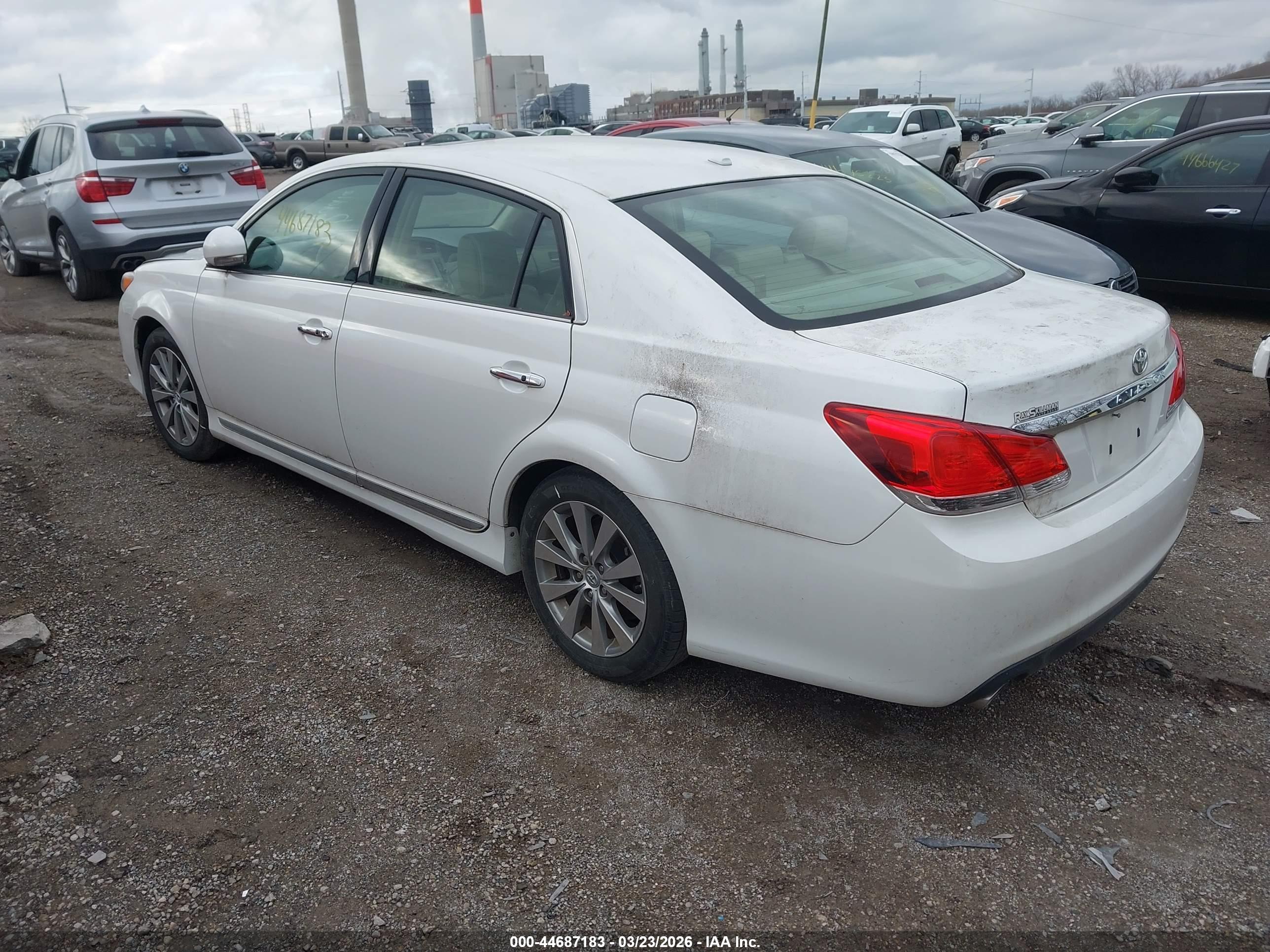 TOYOTA AVALON image 3