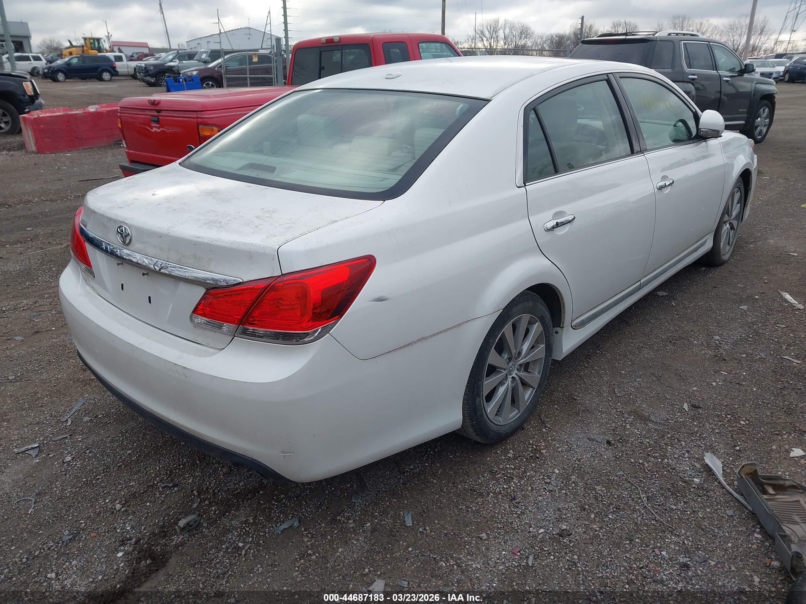 TOYOTA AVALON image 4
