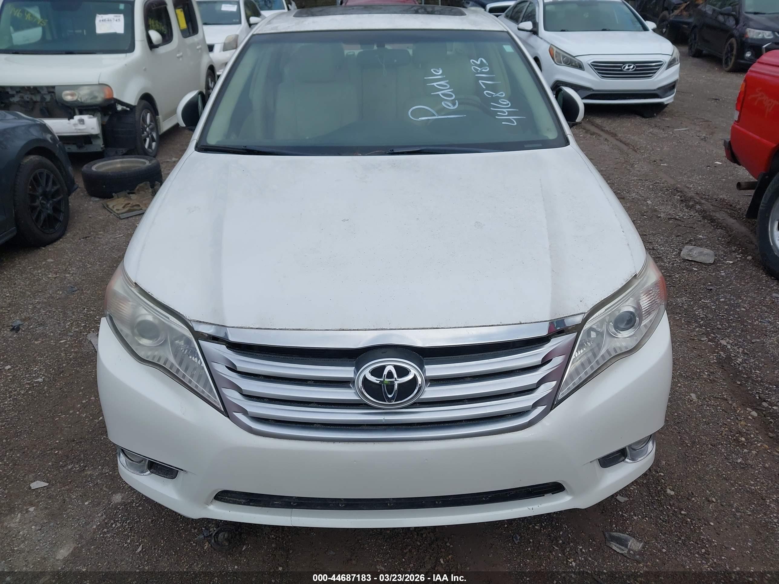 TOYOTA AVALON image 6