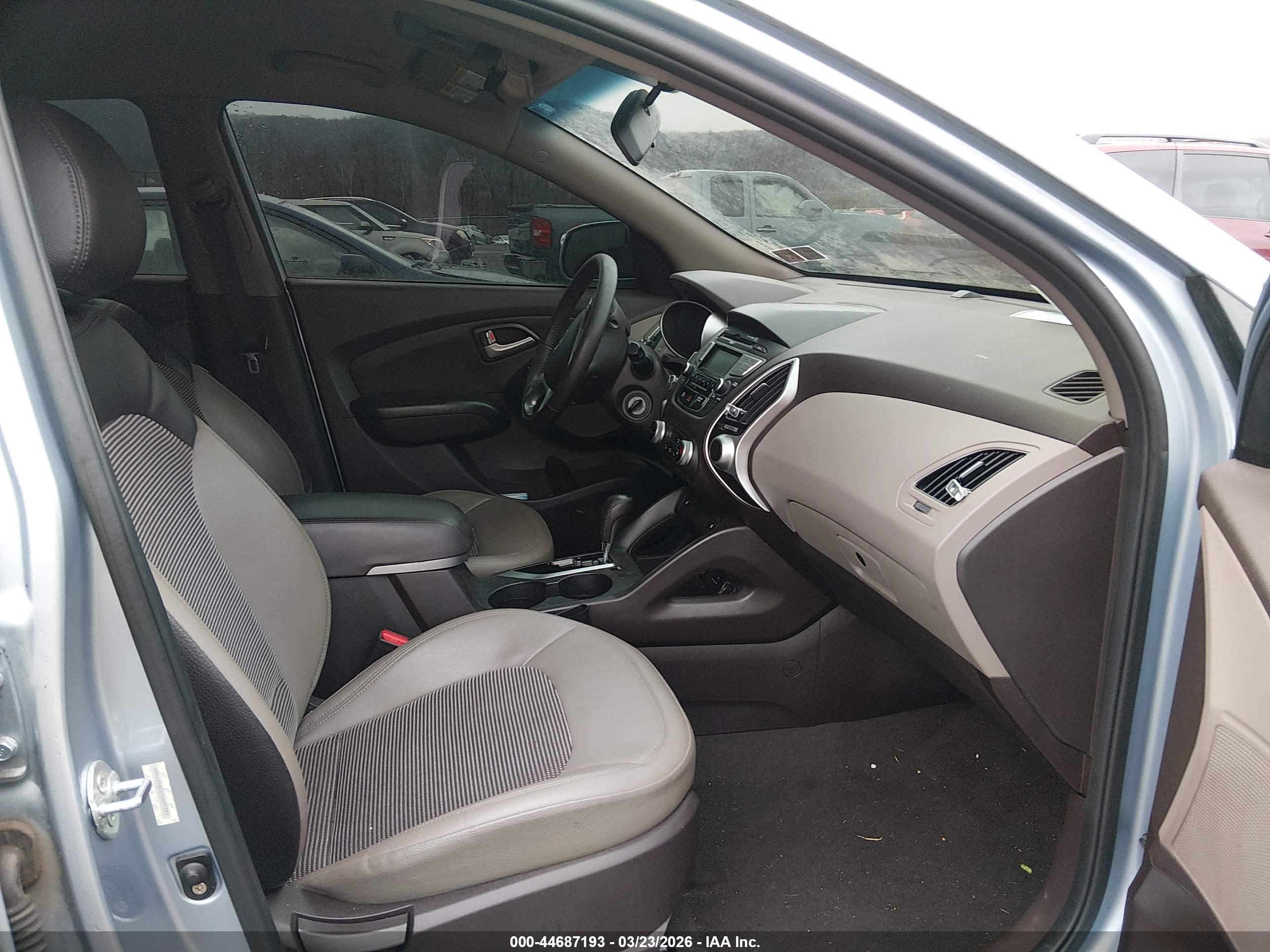 HYUNDAI TUCSON image 5