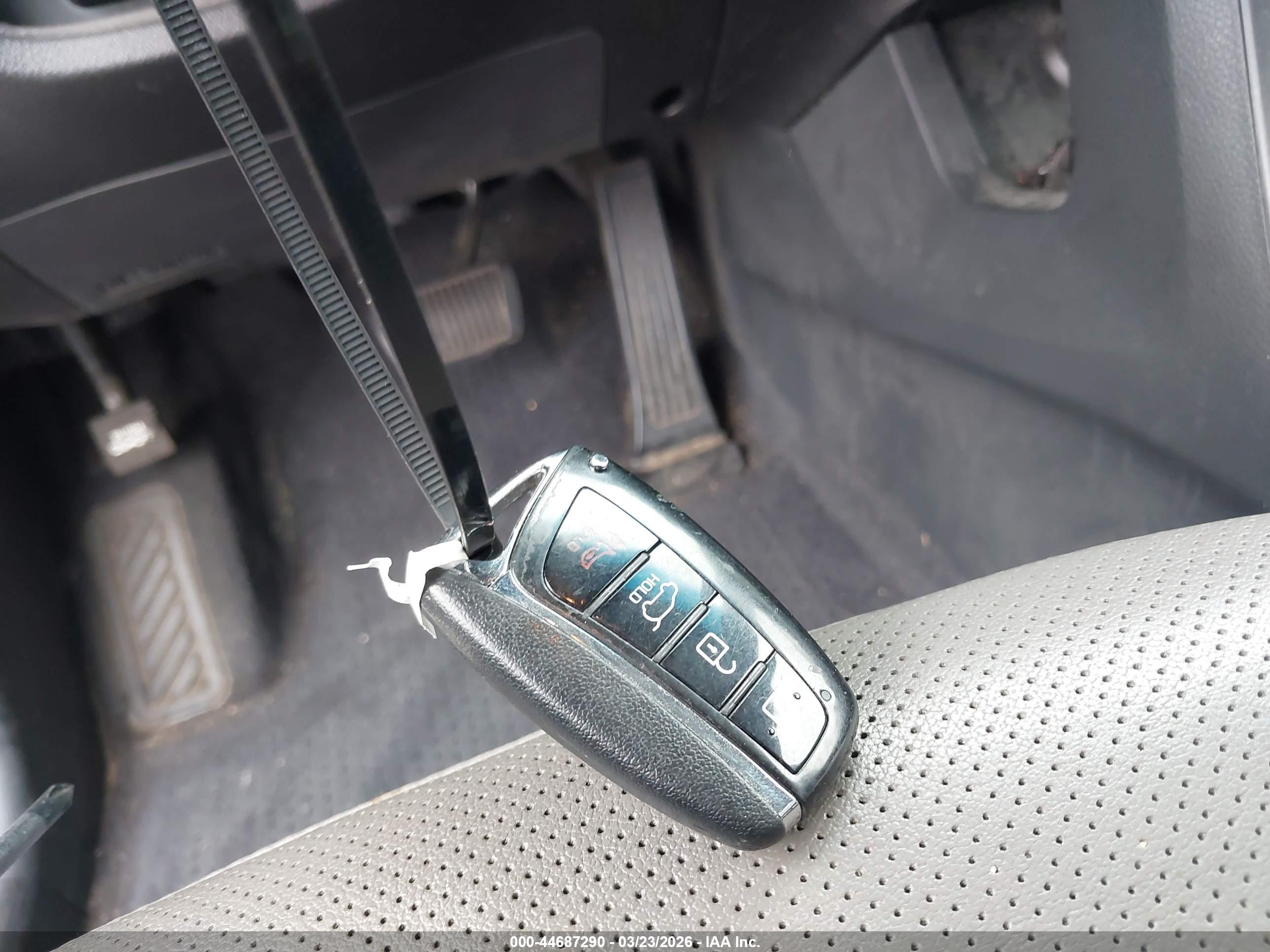 HYUNDAI SANTA image 11