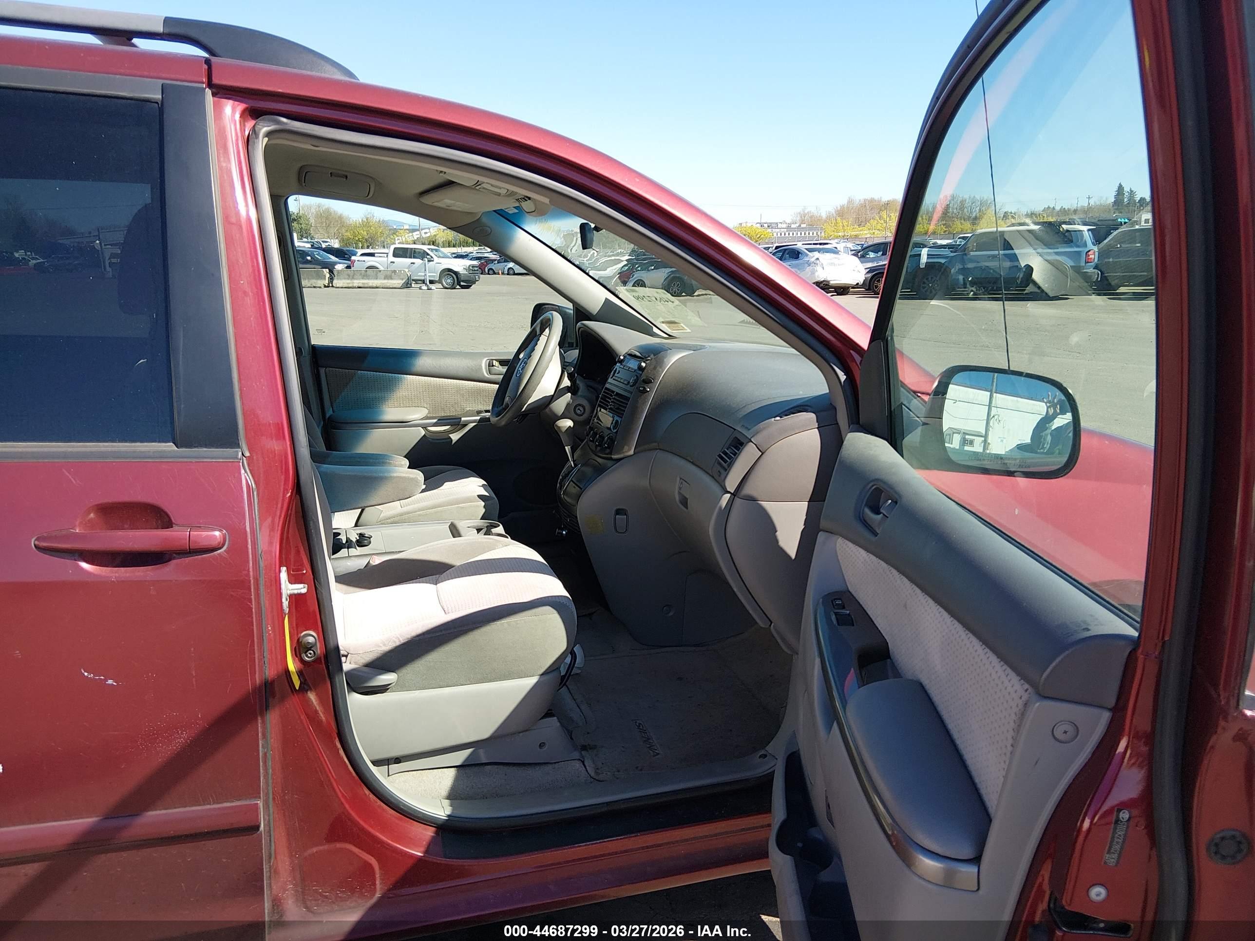 TOYOTA SIENNA image 5